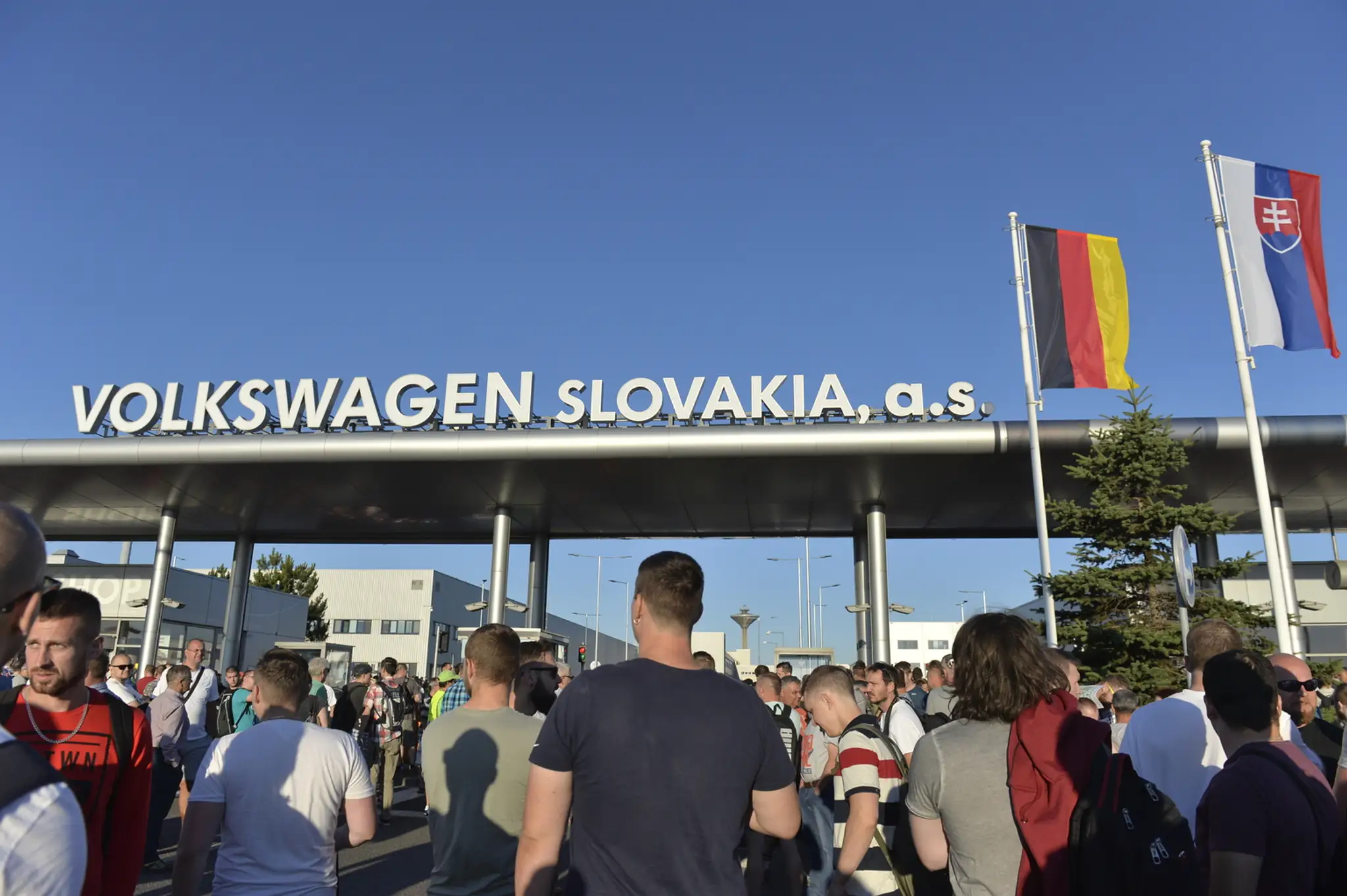 Na snímke štrajkujúci pracovníci automobilky Volkswagen Slovakia