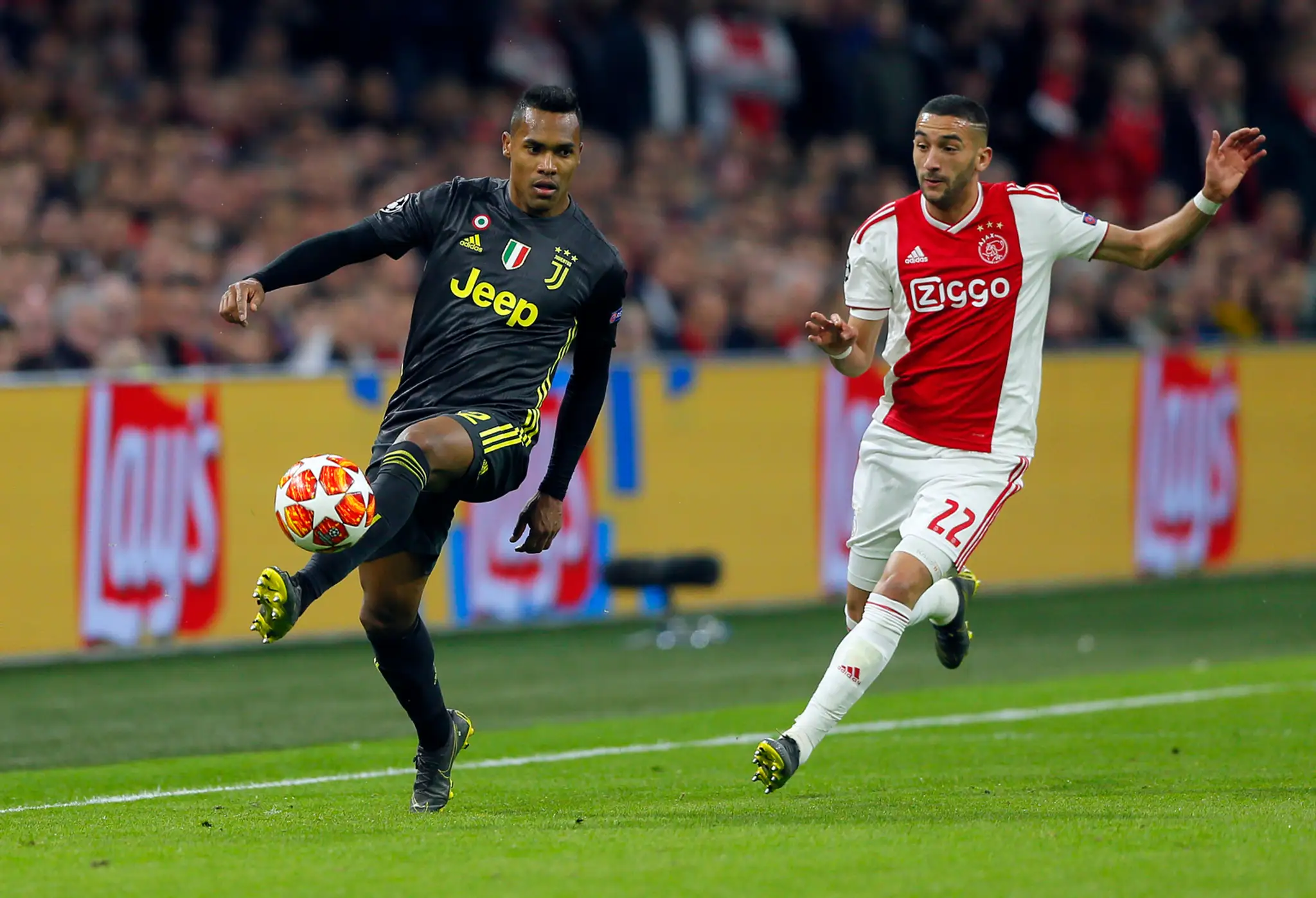 Nicolás Tagliafico z Ajaxu Amsterdam reaguje v prvom štvrťfinále LM proti Juventusu Turín.