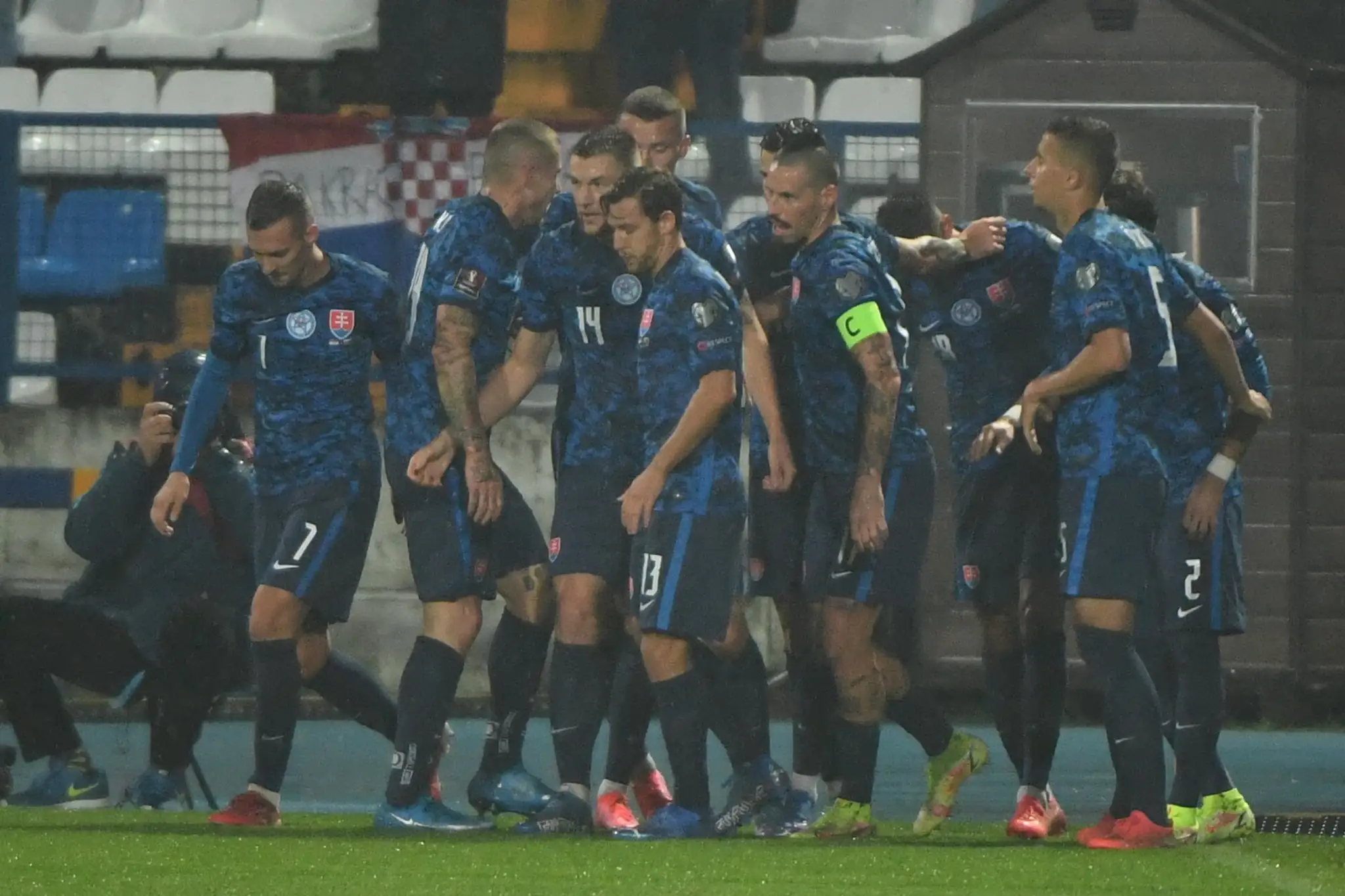 Slovenskí futbalisti sa tešia po strelení úvodného gólu v kvalifikácii MS 2022 v Chorvátsku.