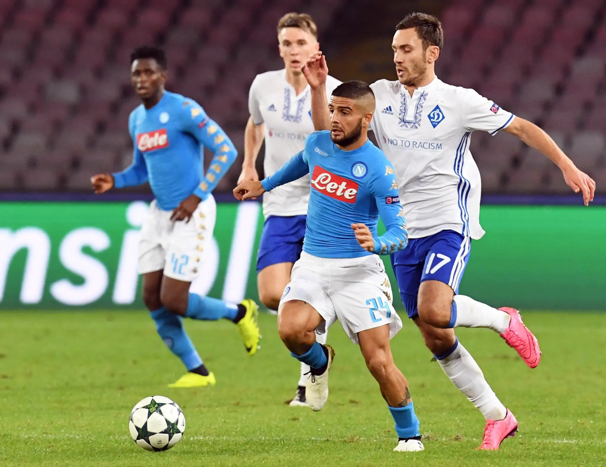 Lorenzo Insigne (v strede) z SSC Neapol v obkľúčení Sergeja Rybalku v dueli LM proti Dynamu Kyjev.mo Kiev's Serhiy Rybalka