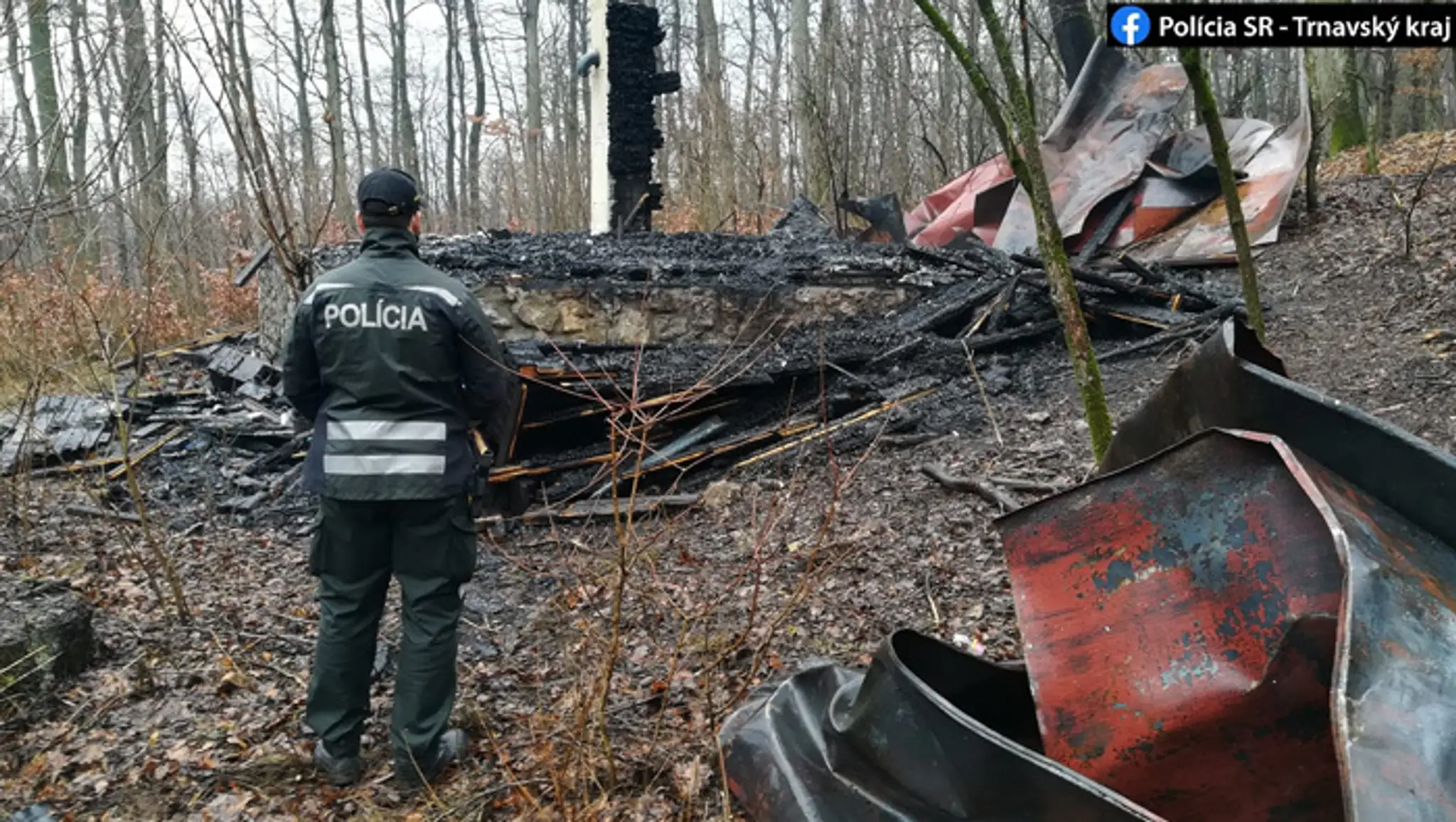 Zhorenisko po požiari neobývanej rekreačnej chatky v Smoleniciach.