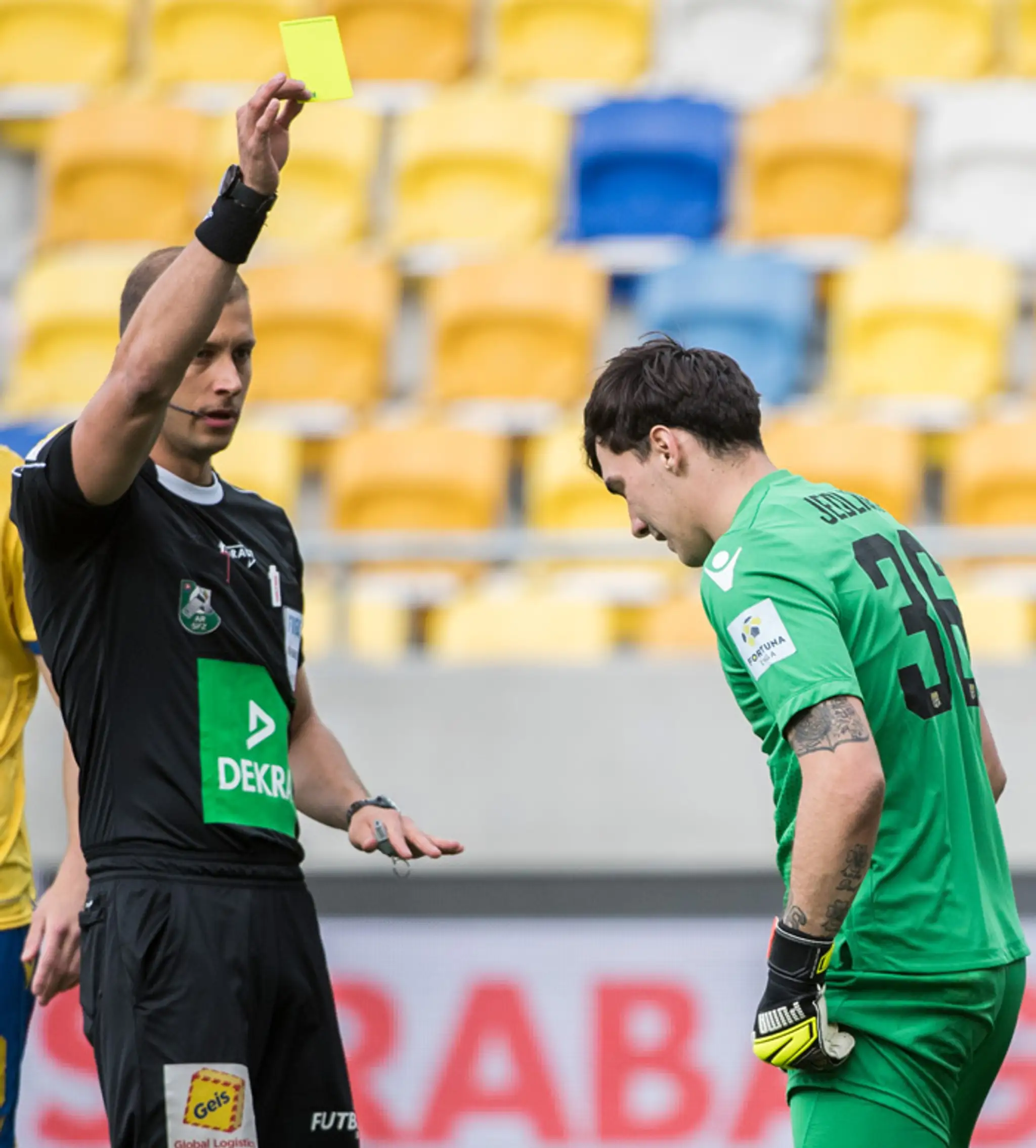 Hlavný rozhodca Michal Očenáš ukazuje žltú kartu brankárovi Martinovi Jedličkovi (DAC) za faul v pokutovom území.