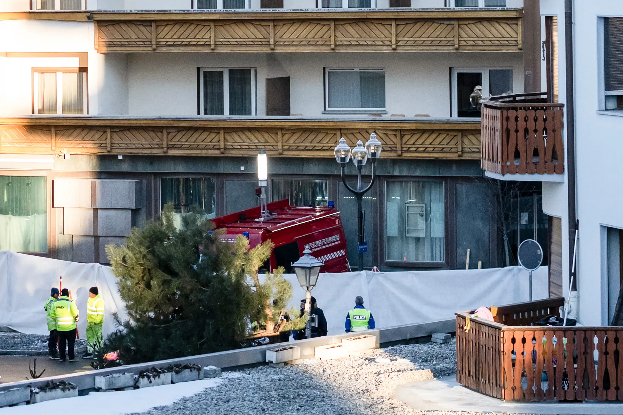 Požiar a explózia v lyžiarskom stredisku vo Švajčiarsku.
