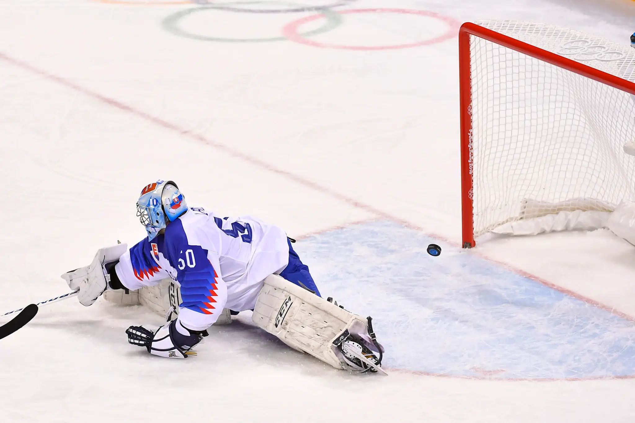 Sklamaní hráči USA Ryan Zapolski (vľavo) a Matt Gilroy po inkasovanom góle proti Slovensku na ZOH 2018.