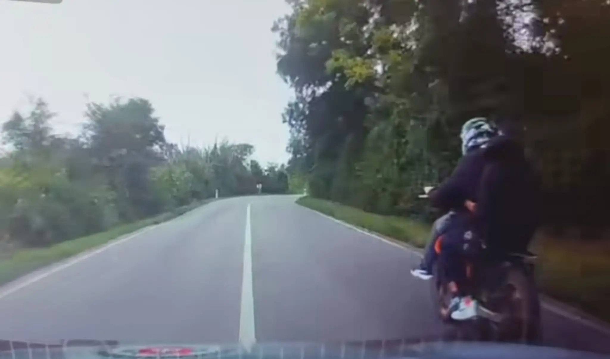 Traja na jednej motorke.