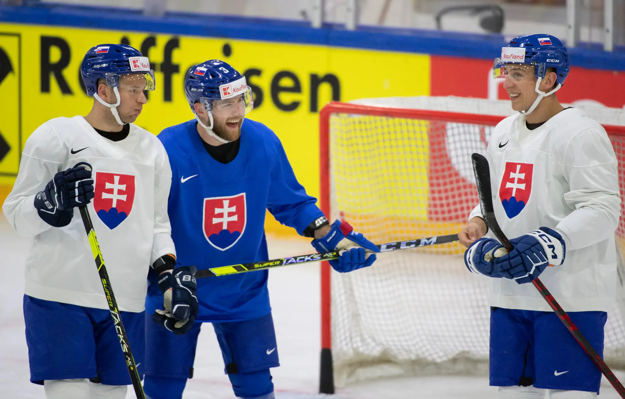 Na snímke slovenskí reprezentanti sprava Martin Fehérváry, Adam Jánošík a Mislav Rosandič počas tréningu.
