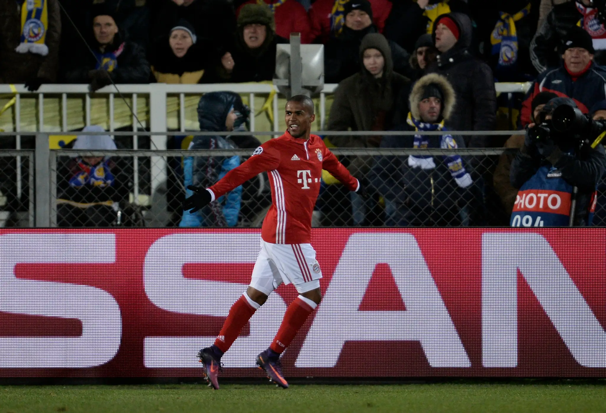Douglas Costa z Bayernu Mníchov oslavuje svoj gól na pôde Rostova v dueli LM.