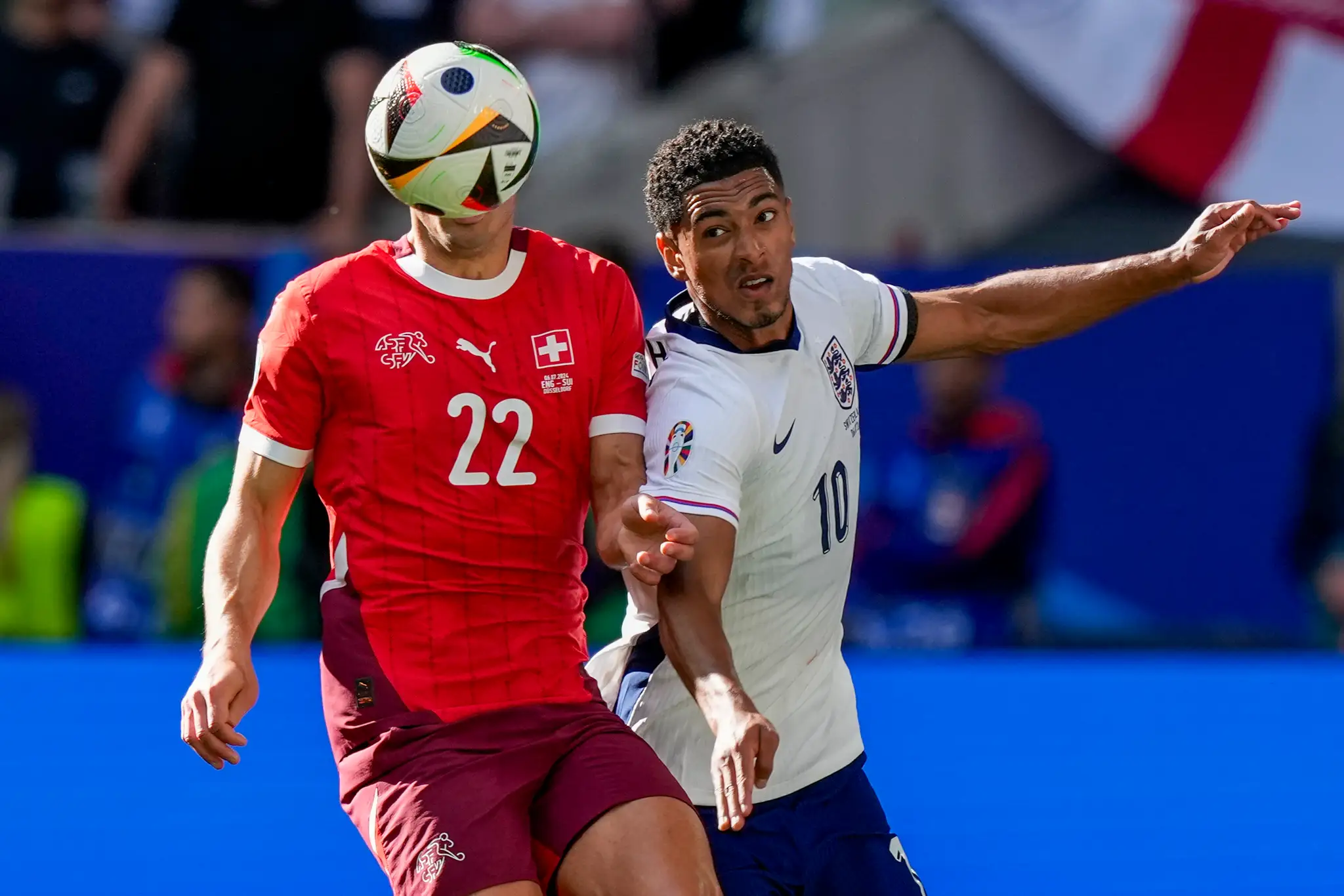 Švajčiarsky futbalista Fabian Schar (vľavo) a Jude Bellington z Anglicka.