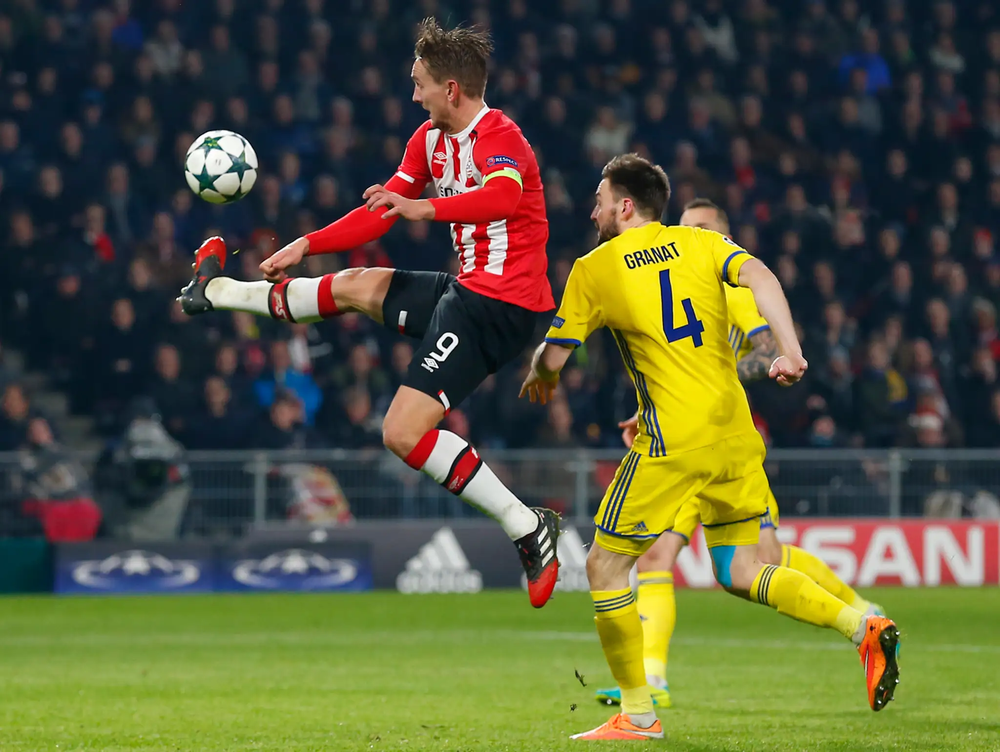 Útočník PSV Eindhoven Luuk de Jong (vľavo) bojuje v dueli LM o loptu proti Vladimirovi Granatovi z FK Rostov.