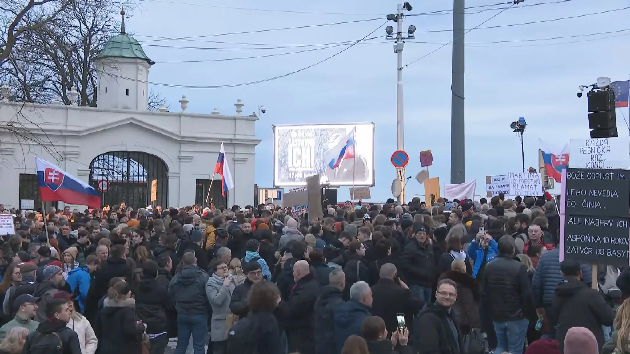 Ľudia húfne prichádzali na protest.