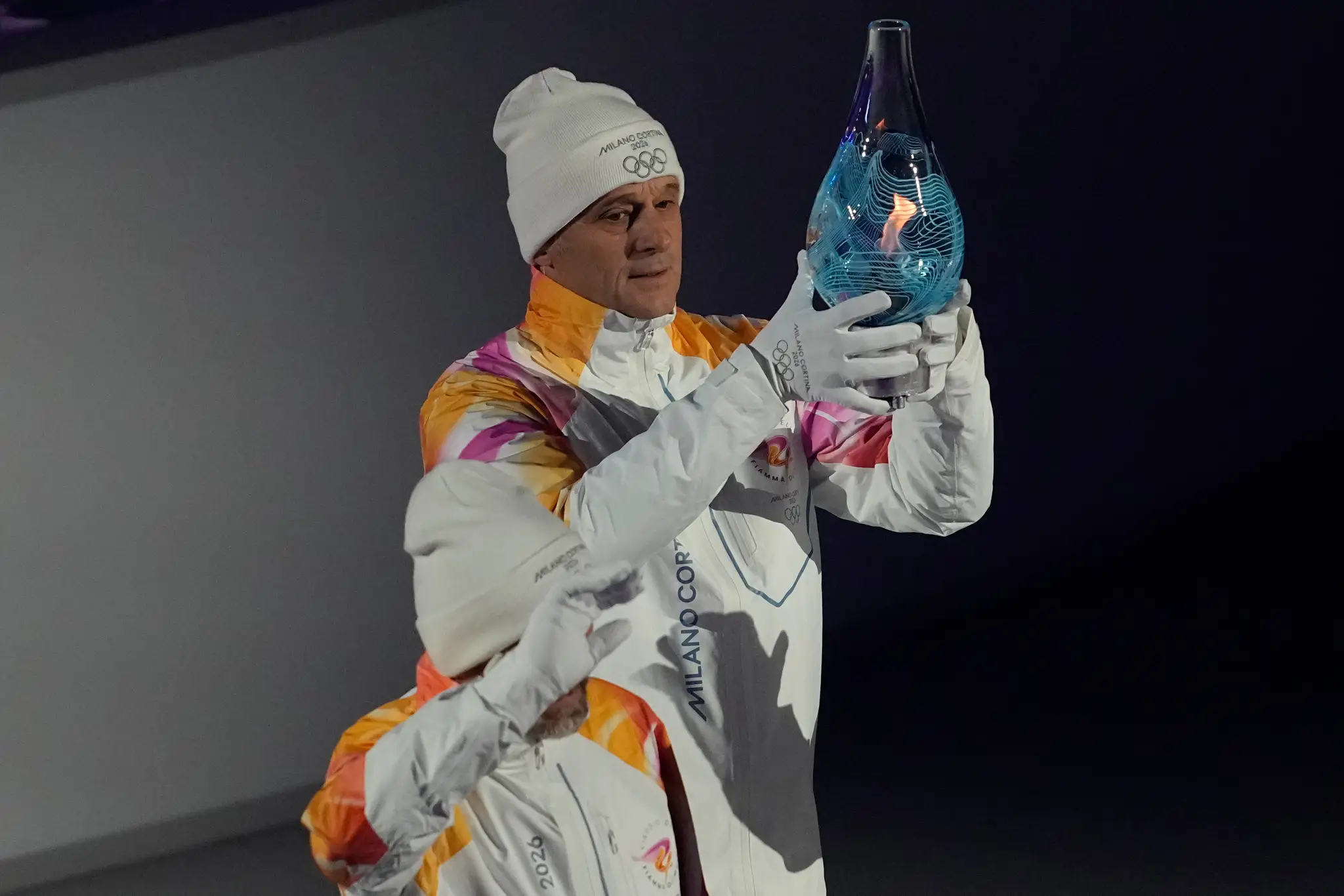 Na snímke olympijský oheň počas záverečného ceremoniálu.