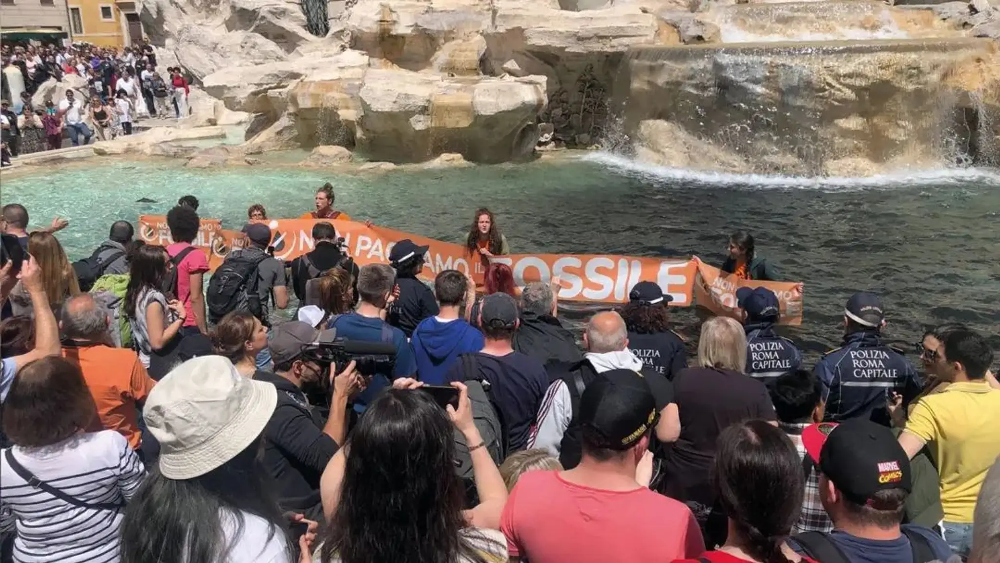 Protest klimatických aktivistov vo Fontáne di Trevi v Ríme.