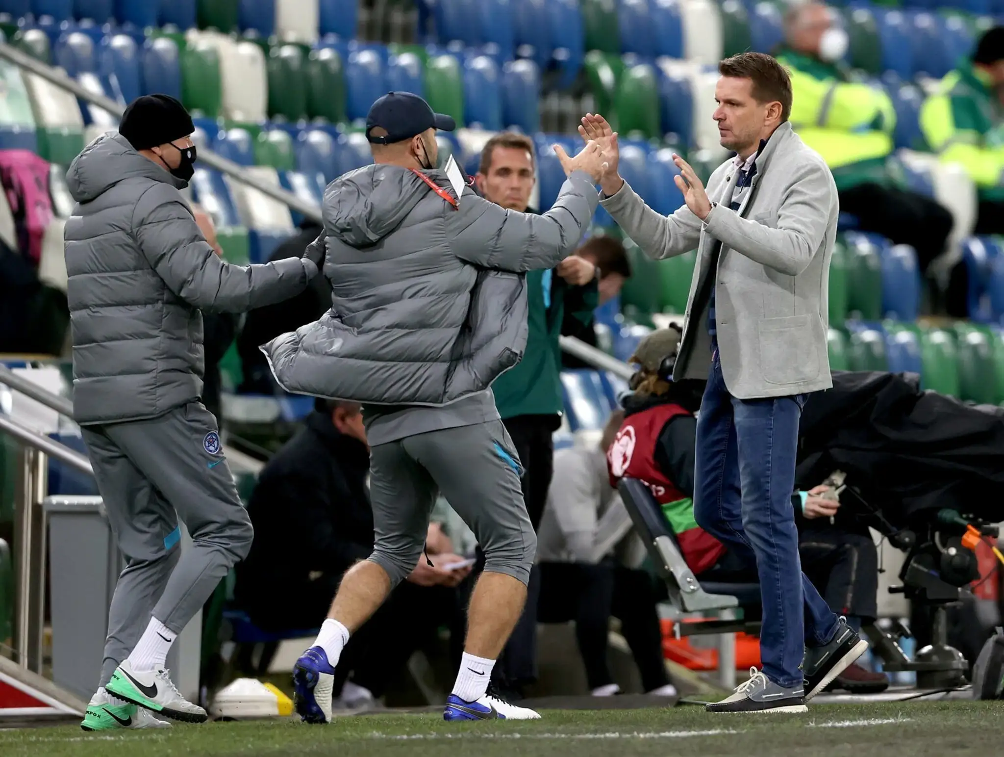 Sprava Juraj Kucka a Albert Rusnák sa tešia po strelení gólu vo finále play off EURO 2020 v Severnom Írsku.