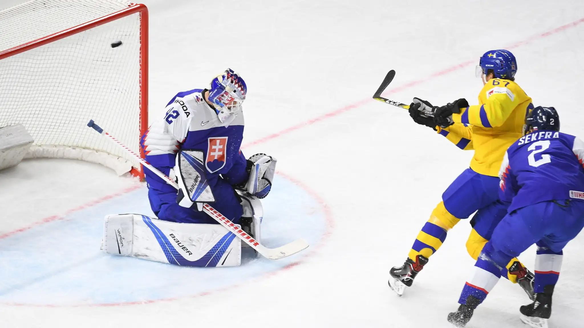Rickard Rakell v obrovskej šanci pred brankárom Patrikom Rybárom.