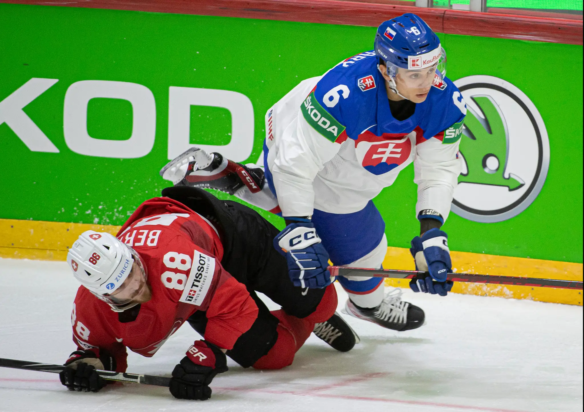 Na snímke vpravo obranca Martin Feherváry (Slovensko) a vľavo Christoph Bertschi (Švajčiarsko).