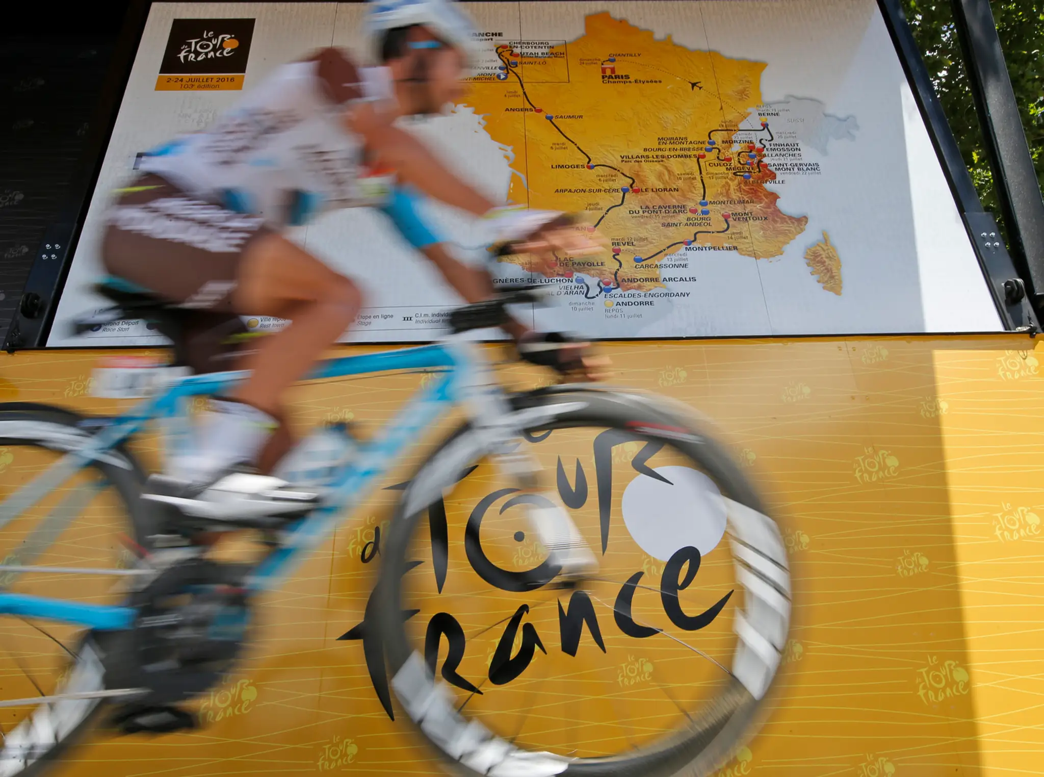 Pretekár tímu AG2R prechádza okolo itineráru pretekov