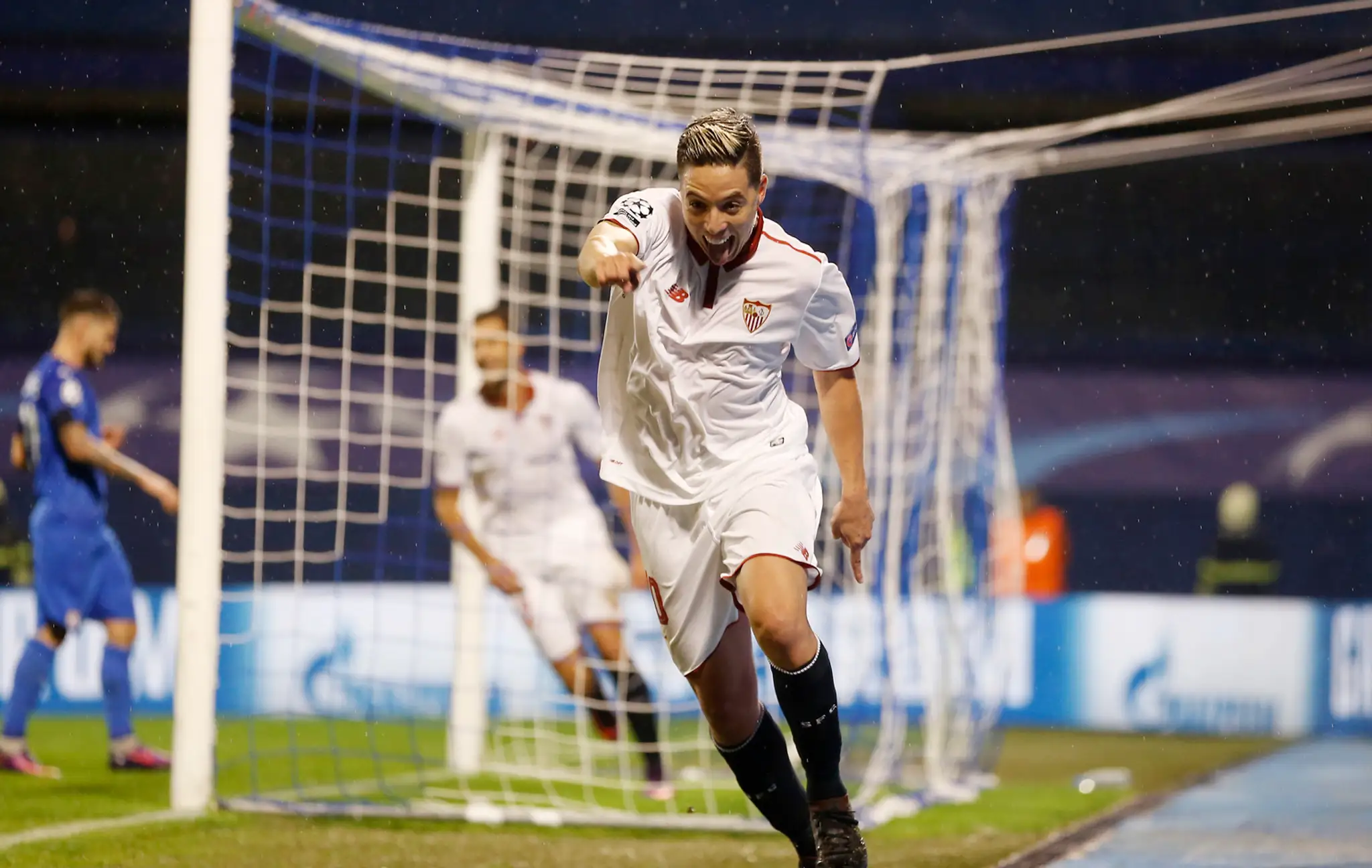 Záložník FC Sevilla Samir Nasri jasá po góle do siete Dinama Záhreb v dueli LM.