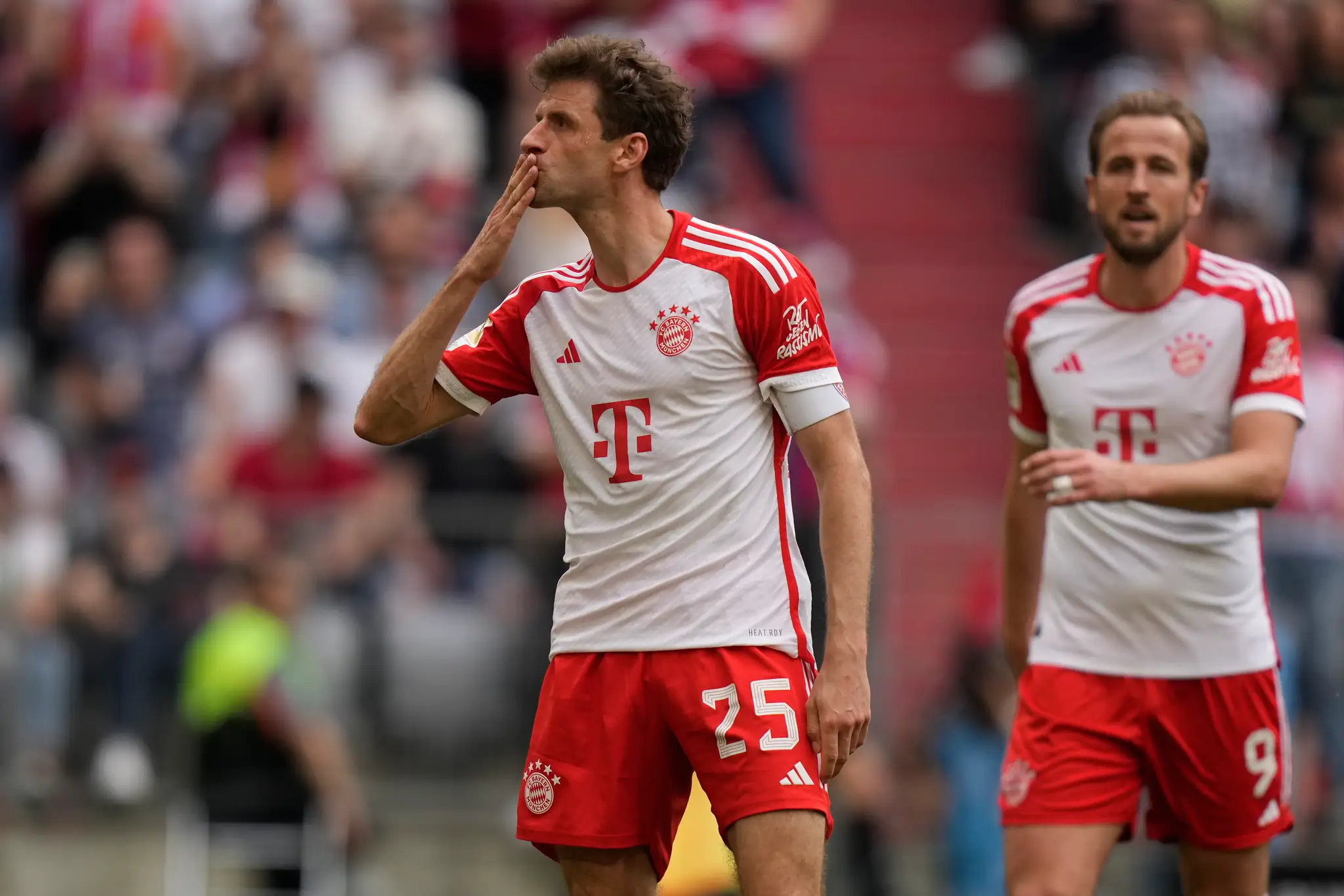 Futbalista Thomas Mülle (uprostred) z Bayernu Mníchov sa raduje z gólu.