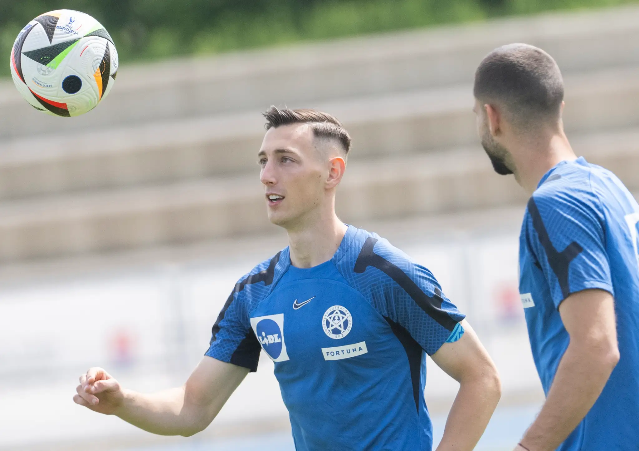 Zľava Róbert Boženík a chrbtom Dávid Hancko počas tréningového kempu slovenskej futbalovej reprezentácie pred ME 2024.