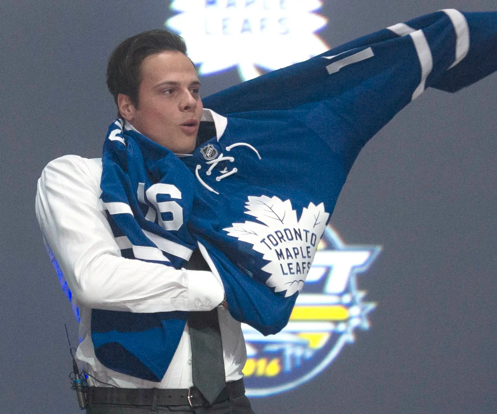Jednotka NHL draftu 2016 Auston Matthews si oblieka dres Toronta.
