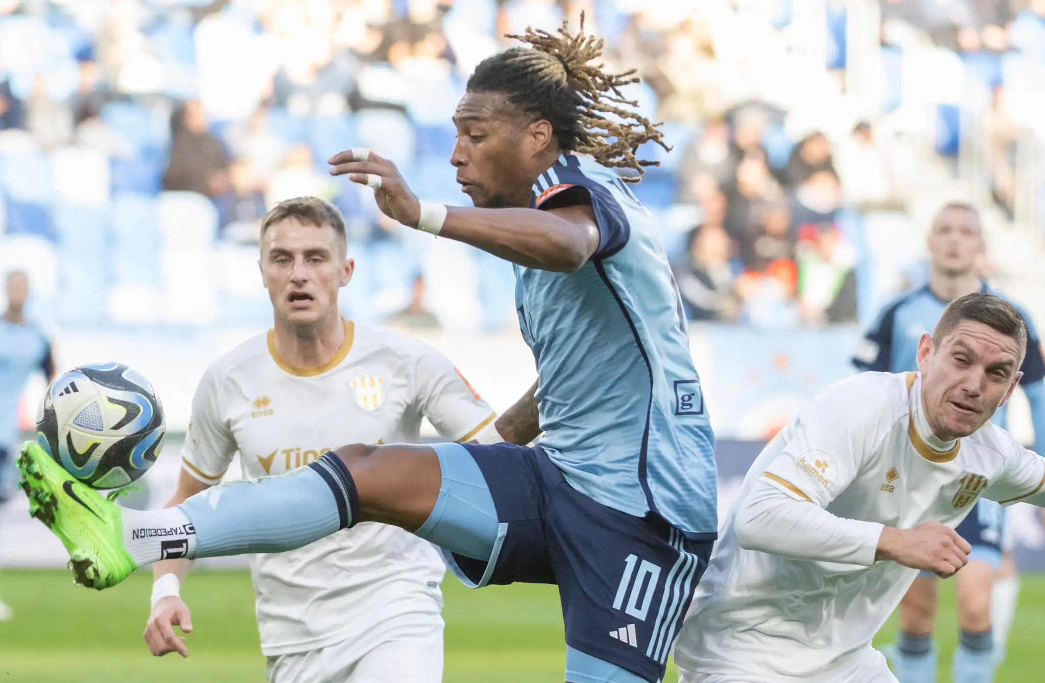 Uprostred Gerson Rodrigues (Slovan), vľavo Samuel Suľa a vpravo Karol Mezsáros (Zl. Moravce) v 20. kole Niké ligy.