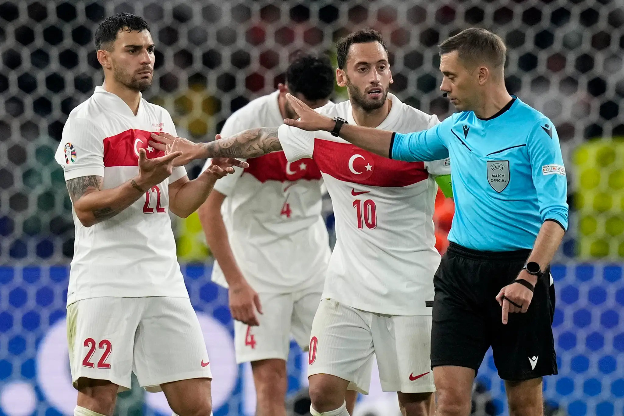 Turek Hakan Carhanoglu komunikuje s rozhodcom.