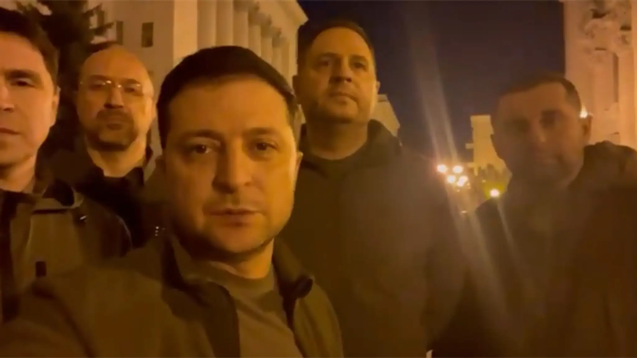Volodymyr Zelenskyj so svojimi ministrami.