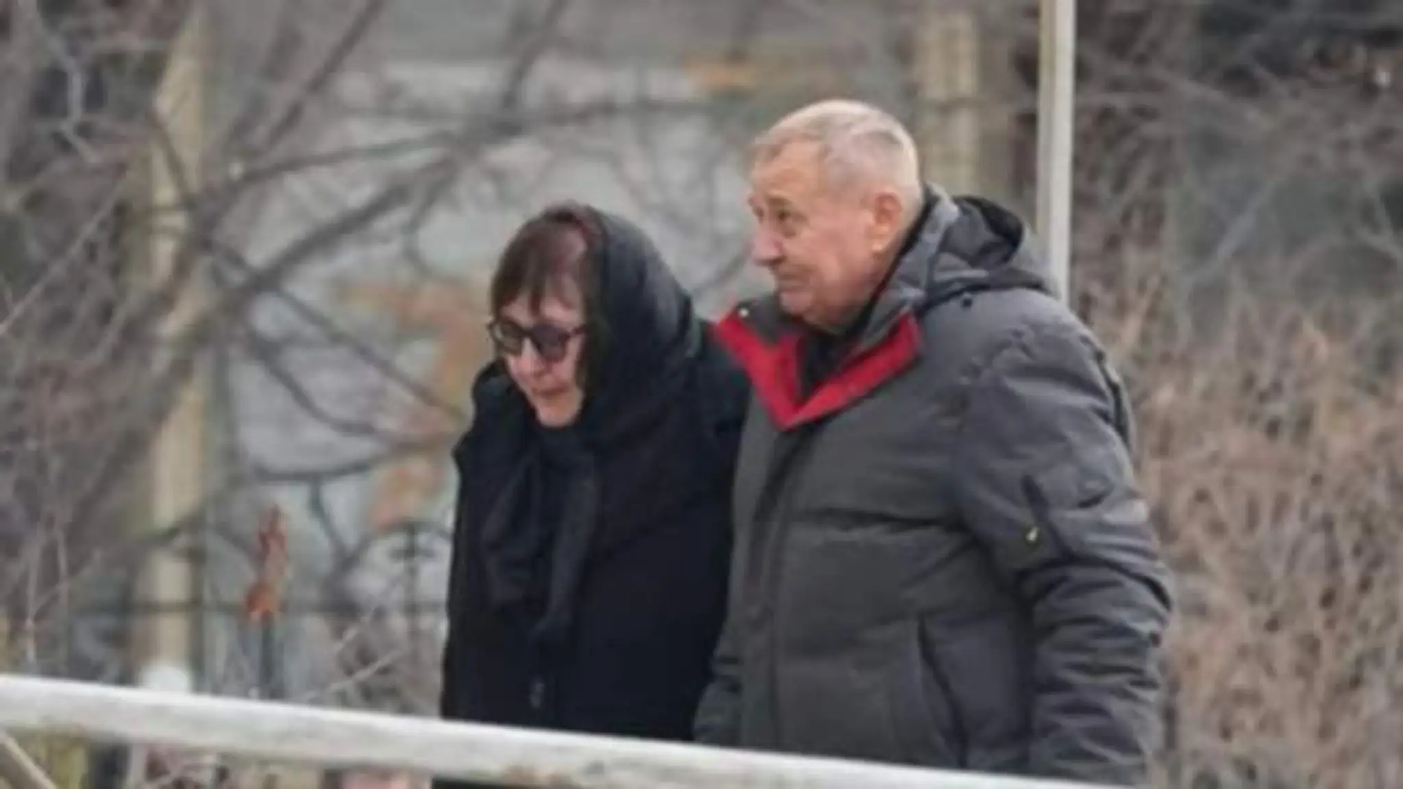 Anatolij a Ľudmila, rodičia Alexeja Navaľného prichádzajú na pohreb syna.