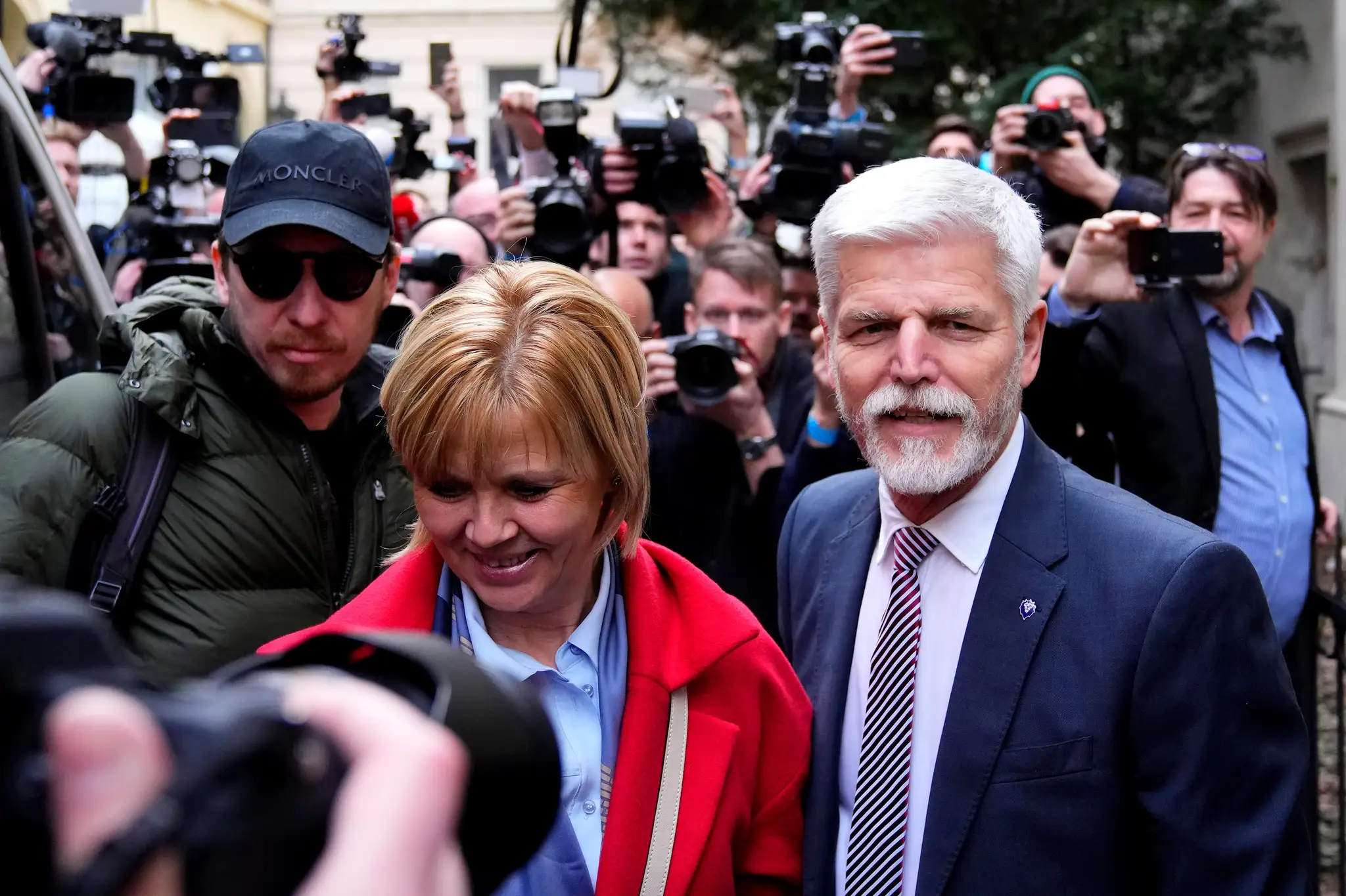 Kandidát na českého prezidenta Petr Pavel (vpravo) a jeho mnaželka Eva.