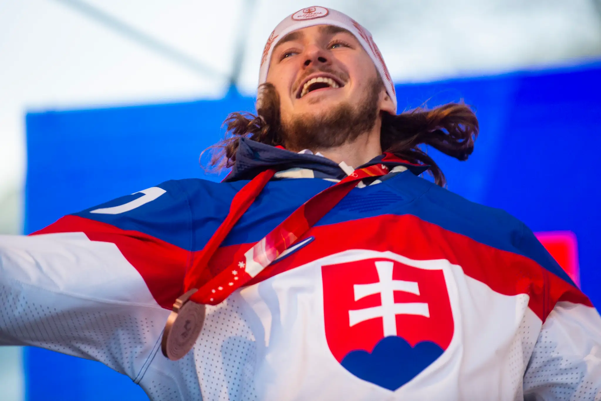 Pavol Regenda počas osláv bronzu zo ZOH 2022 na Námestí SNP v Bratislave.