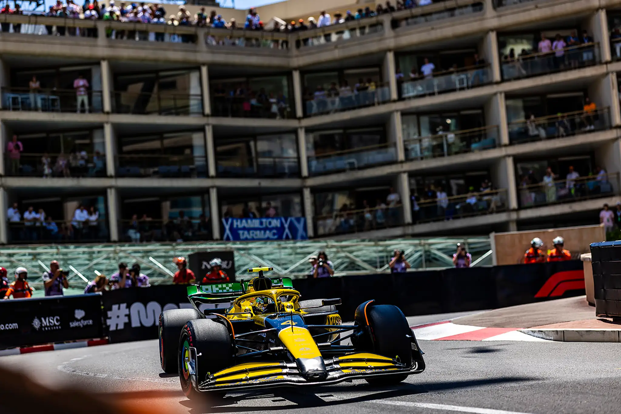 Lando Norris na trati v Monaku.