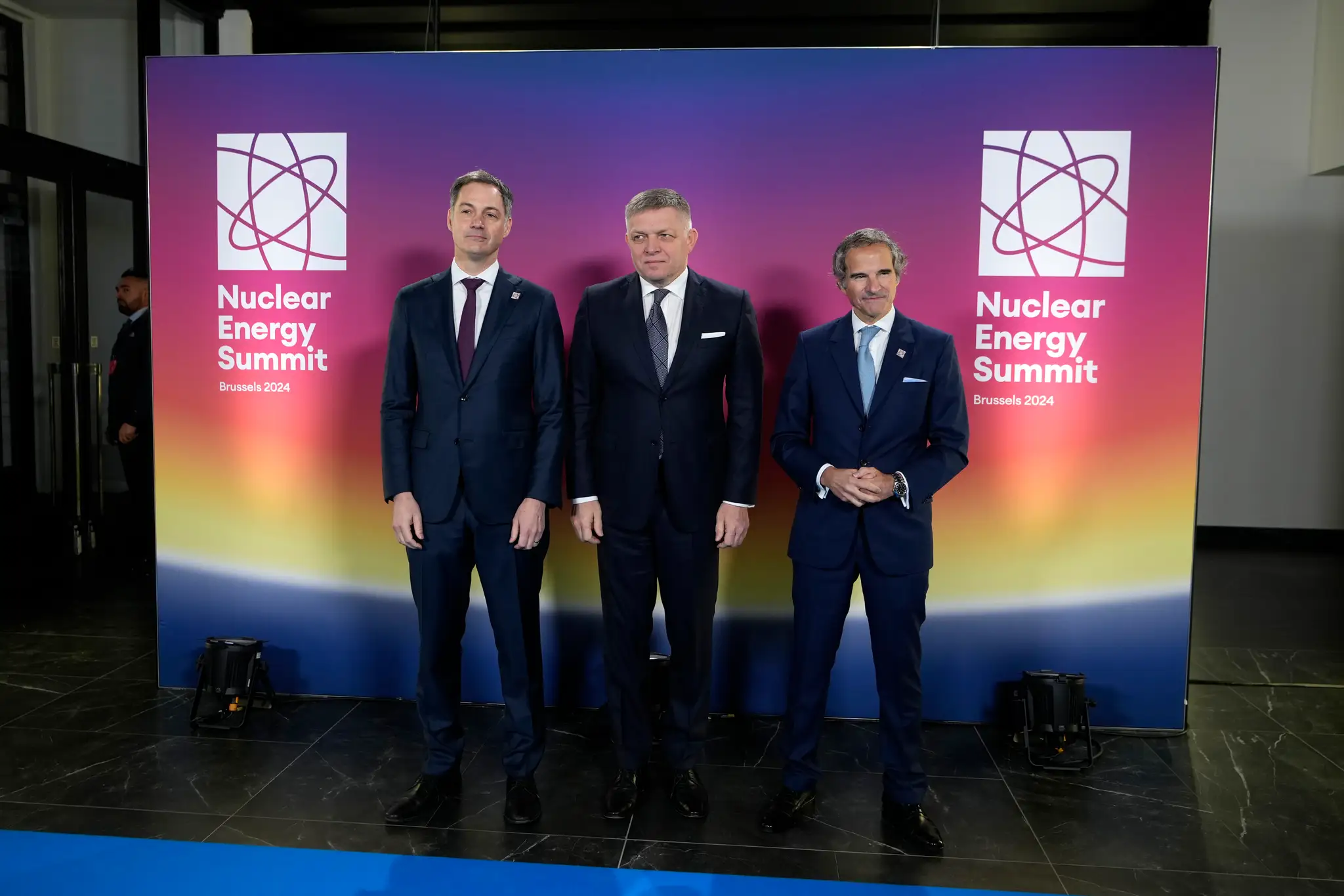 Generálny riaditeľ Medzinárodnej agentúry pre atómovú energiu (MAAE) Rafael Grossi (vpravo) a belgický premiér Alexander De Croo (vľavo) vítajú slovenského premiéra Roberta Fica (uprostred).