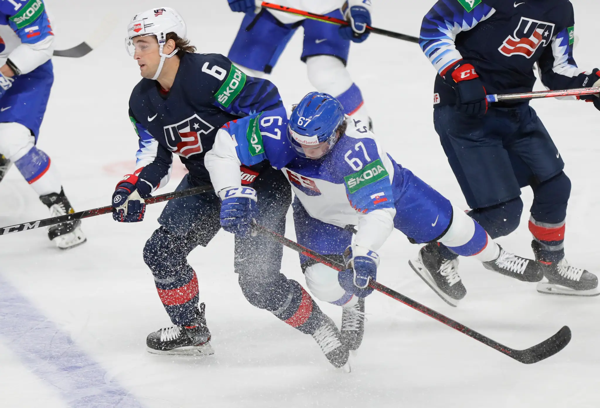 Američania oslavujú gól vo štvrťfinále MS 2021 proti Slovensku.
