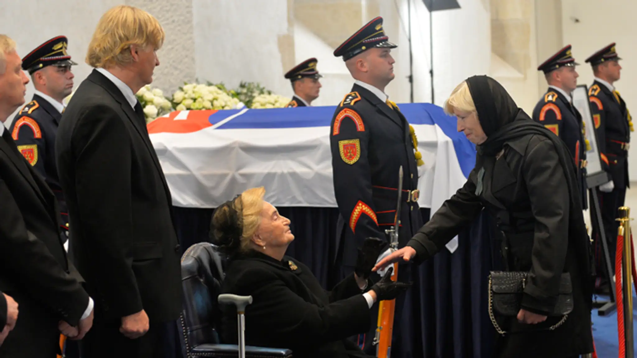 Manželka zosnulého prezidenta Emília Kováčová prijíma kondolencie od bývalej premiérky Ivety Radičovej.