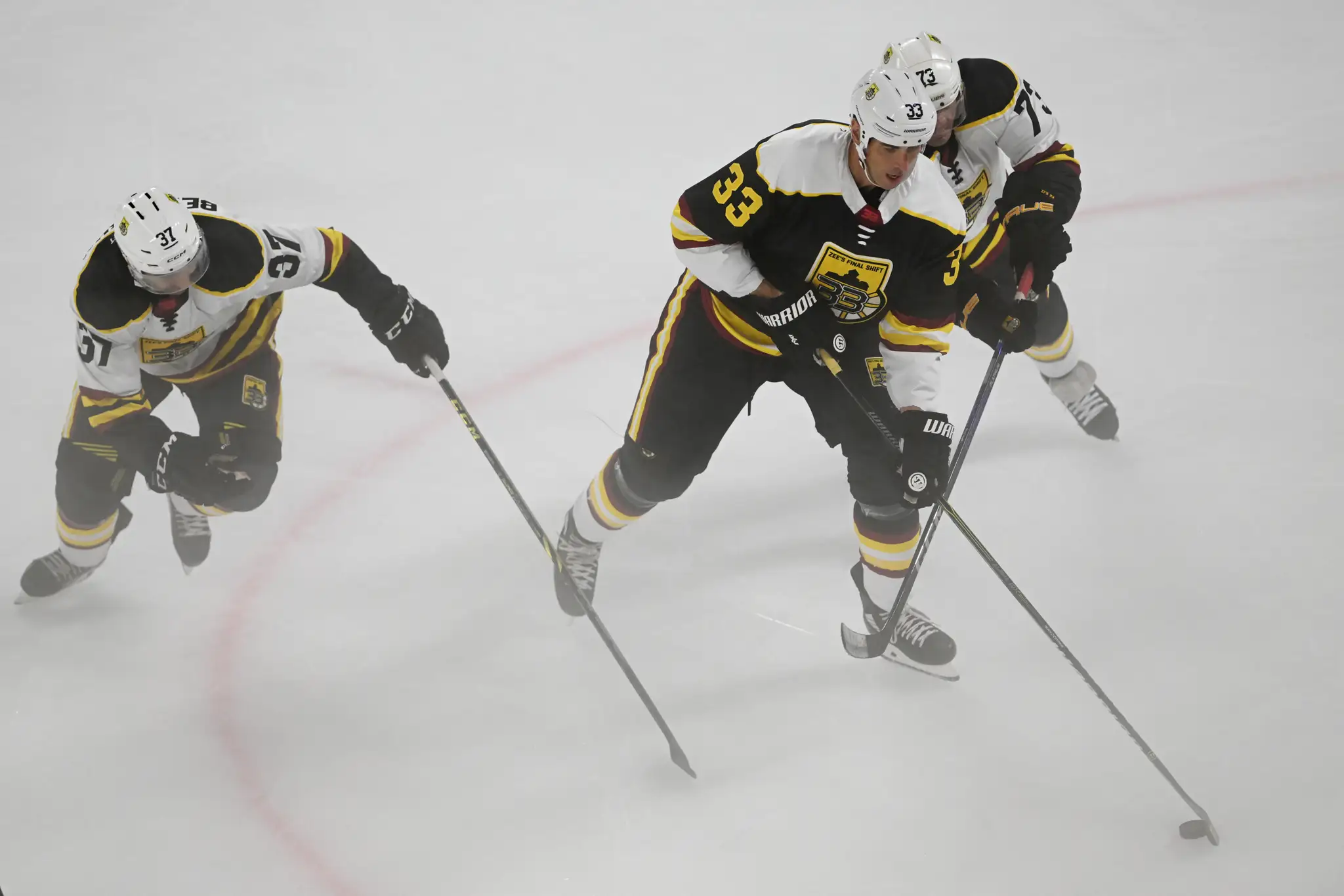 Zľava Patrice Bergeron a Zdeno Chára počas rozlúčkového zápasu ZEE'S FINAL SHIFT.