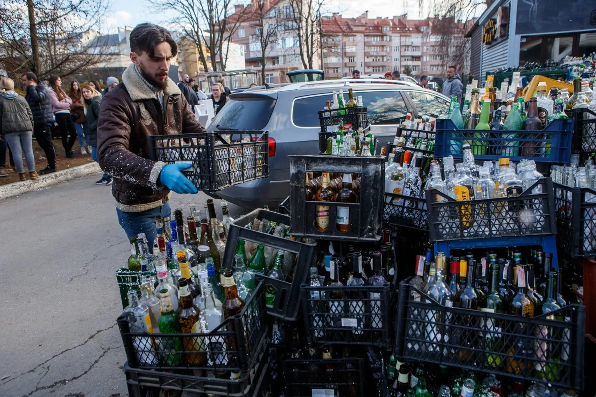 Snímka z Užhorodu, ktorá zachytáva zbierku fliaš, ktoré distribuujú do ukrajinských iných miest na výrobu Molotovových koktailov