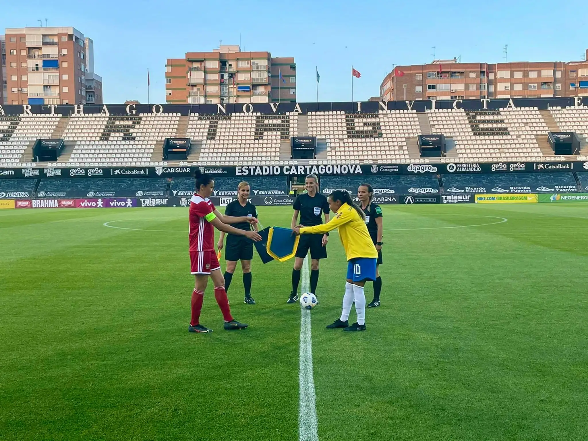 Ako kapitánka Brazílie Marta - najlepšia futbalistka všetkých čias, a ako hlavná rozhodkyňa Miriama Bočková - najlepšia slovenská rozhodkyňa súčasnosti.