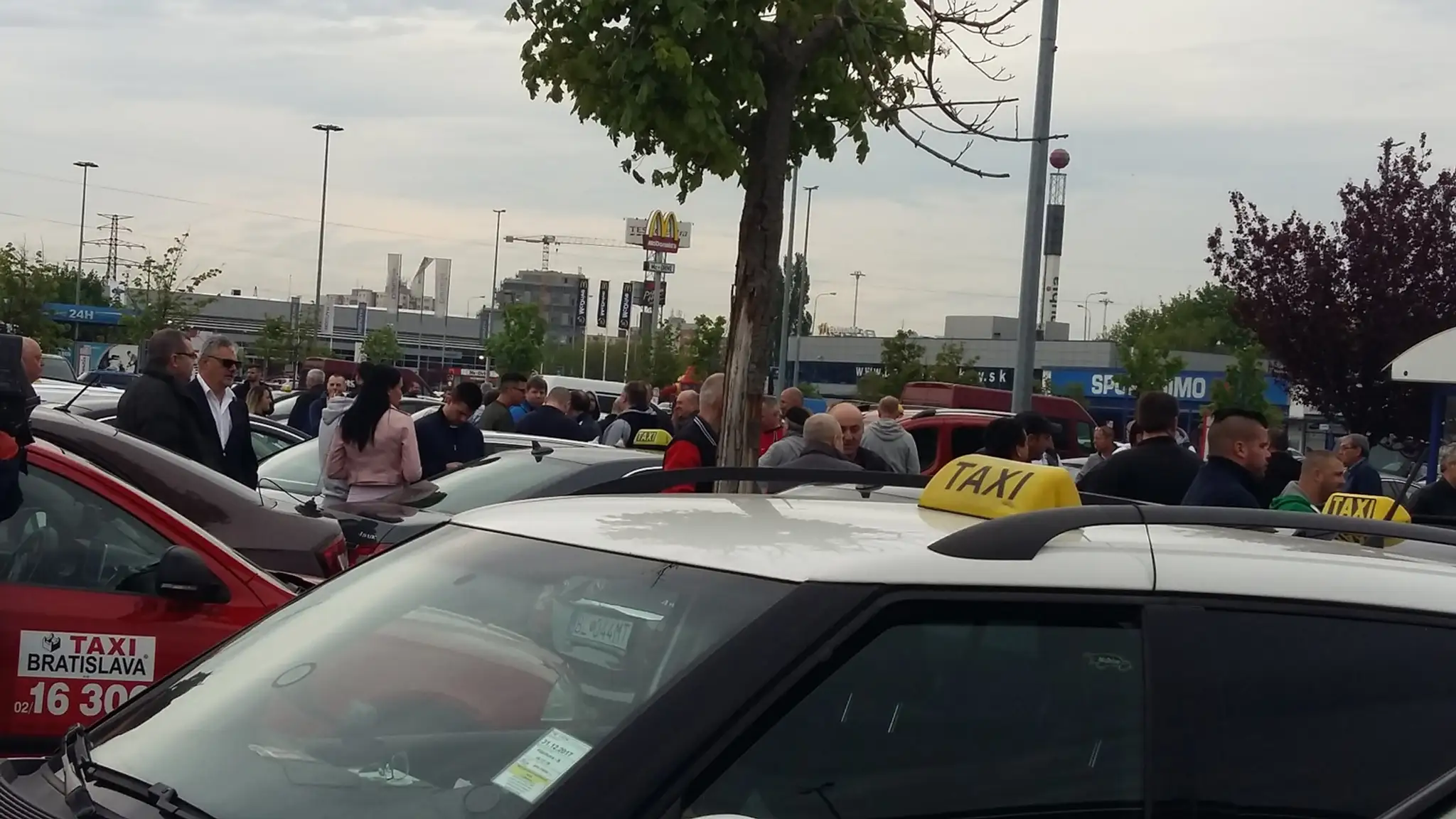 Taxikári protestujú