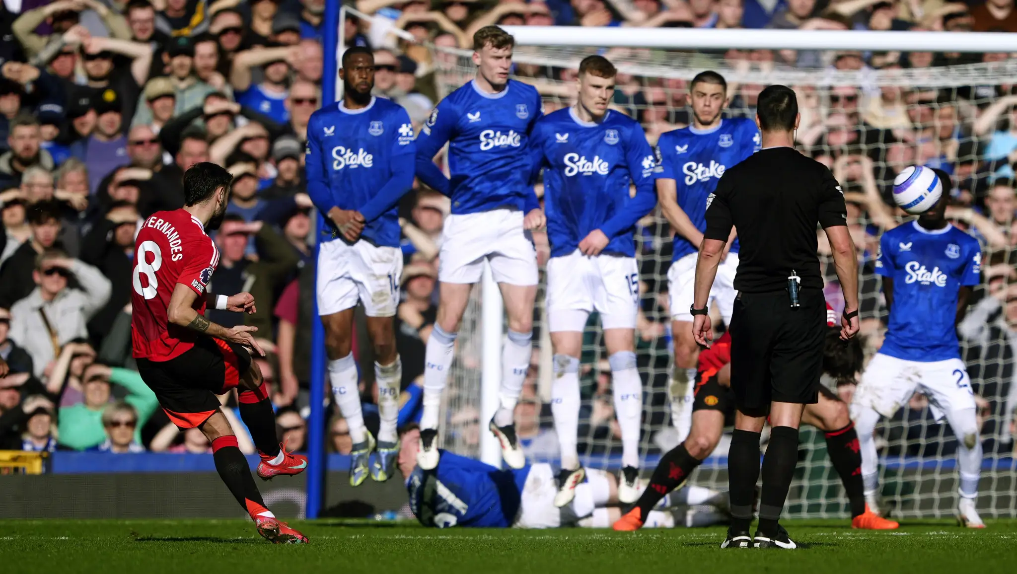 Bruno Fernandes strieľa gól z priameho kopu do siete Evertonu.