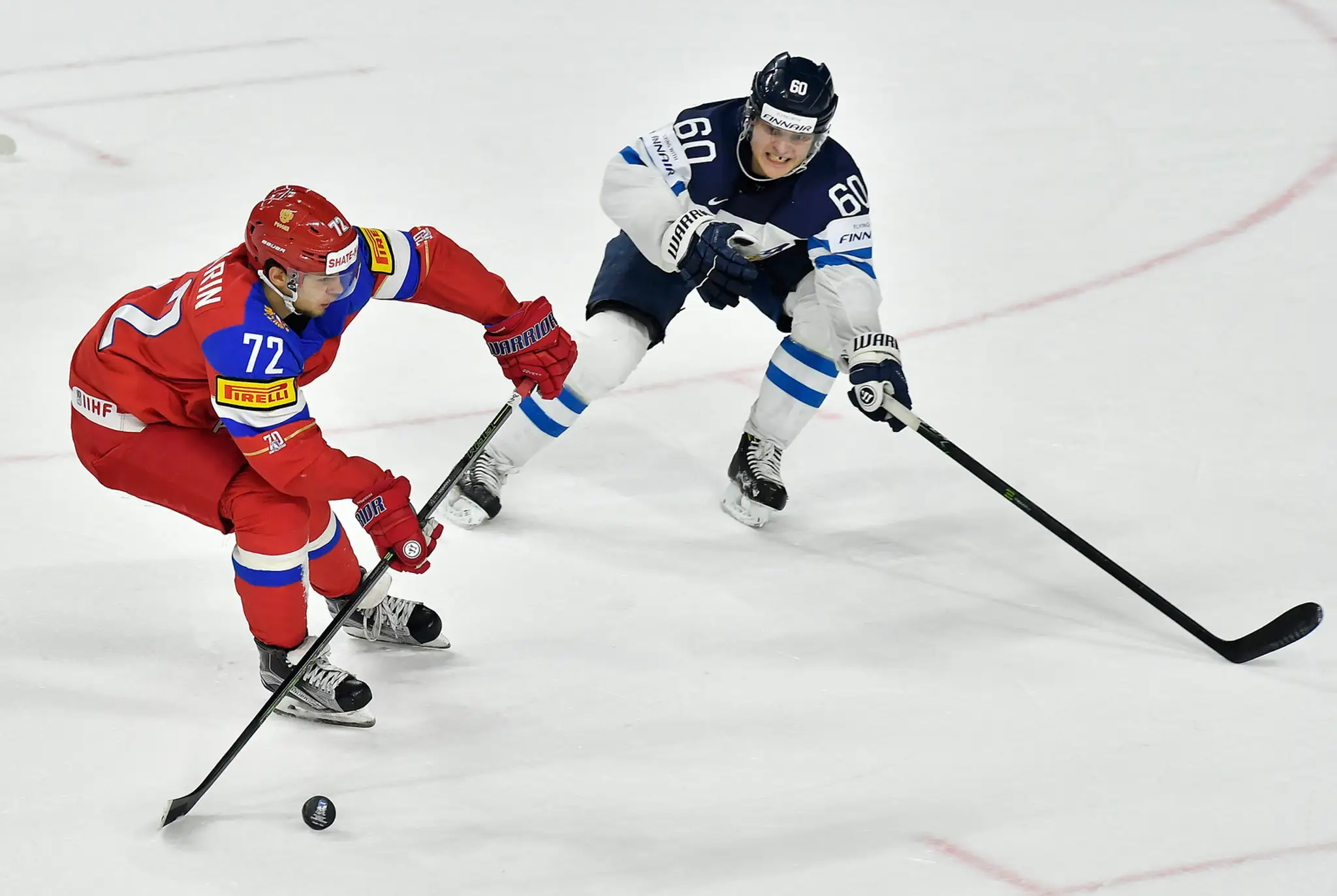V súboji o puk Rus Arťomij Panarin (vľavo) a Julius Honka z Fínska v dueli o bronz na MS 2017.