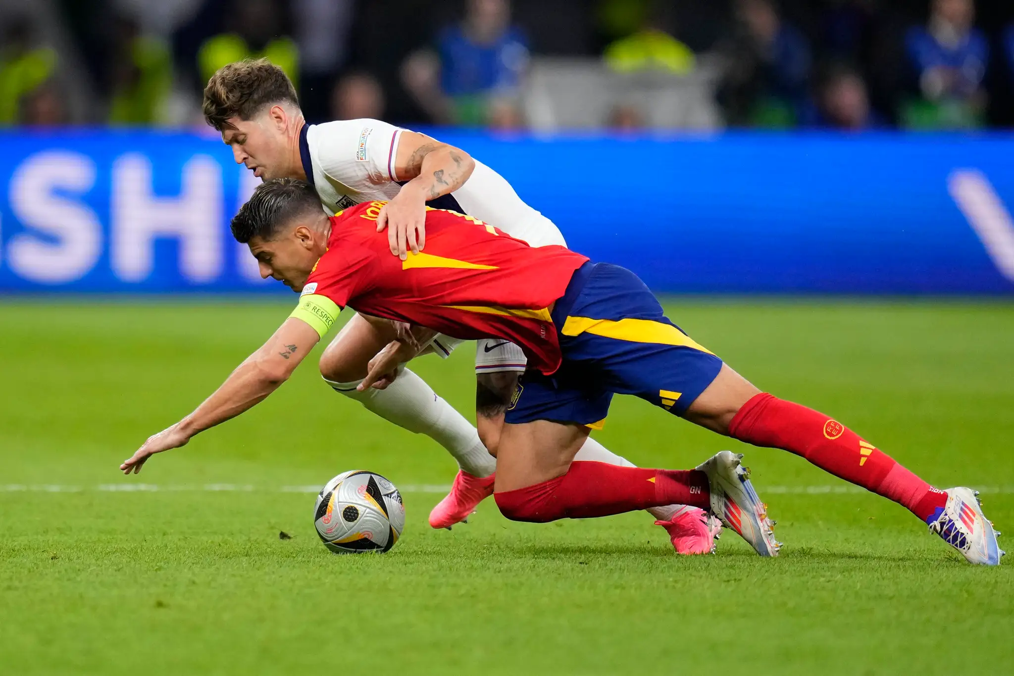 Hore Angličan John Stones a Španiel Álvaro Morata vo finále ME 2024.