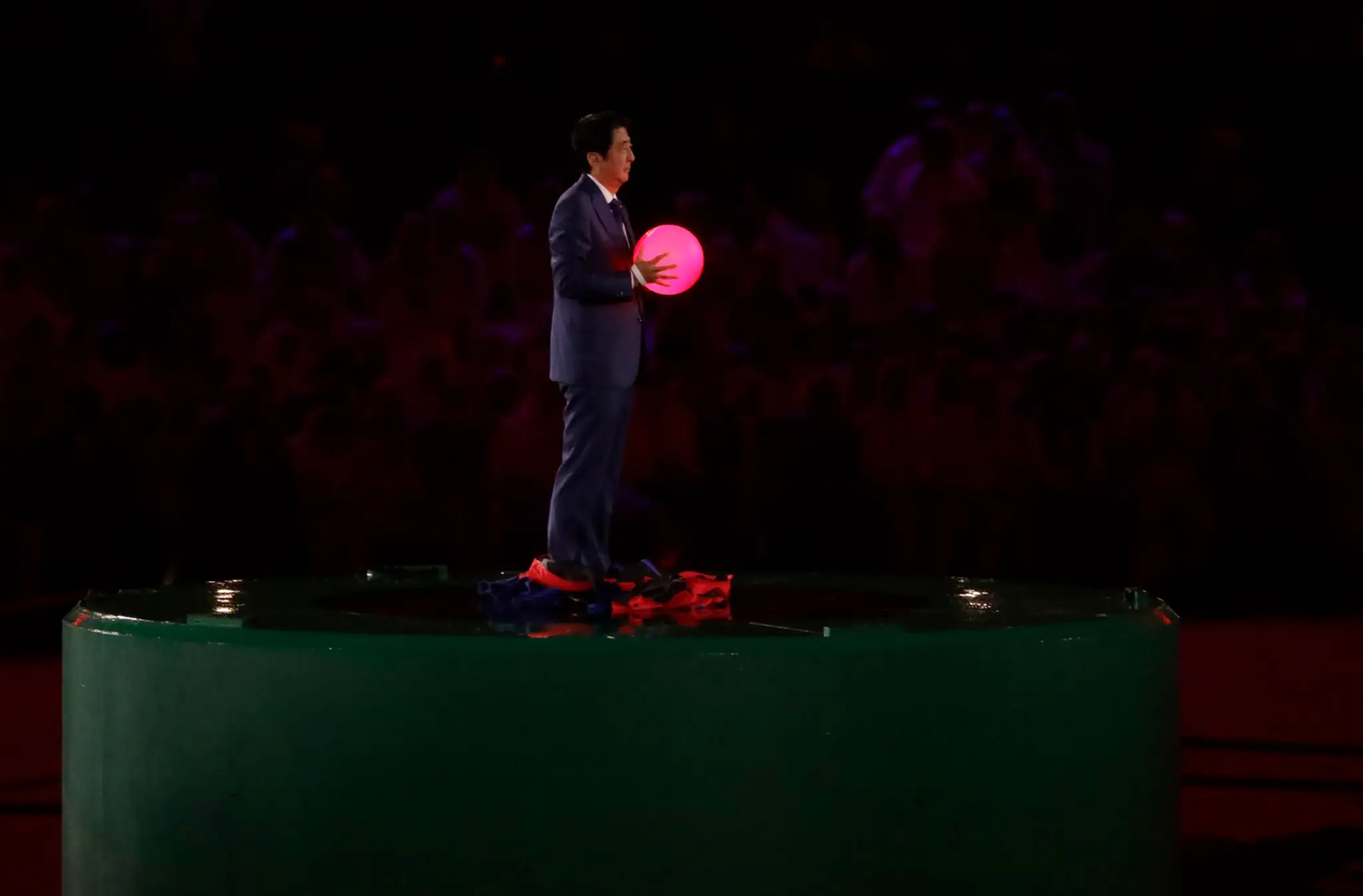 Japonský premiér Šinzo Abe prevzal symbolickú štafetu.