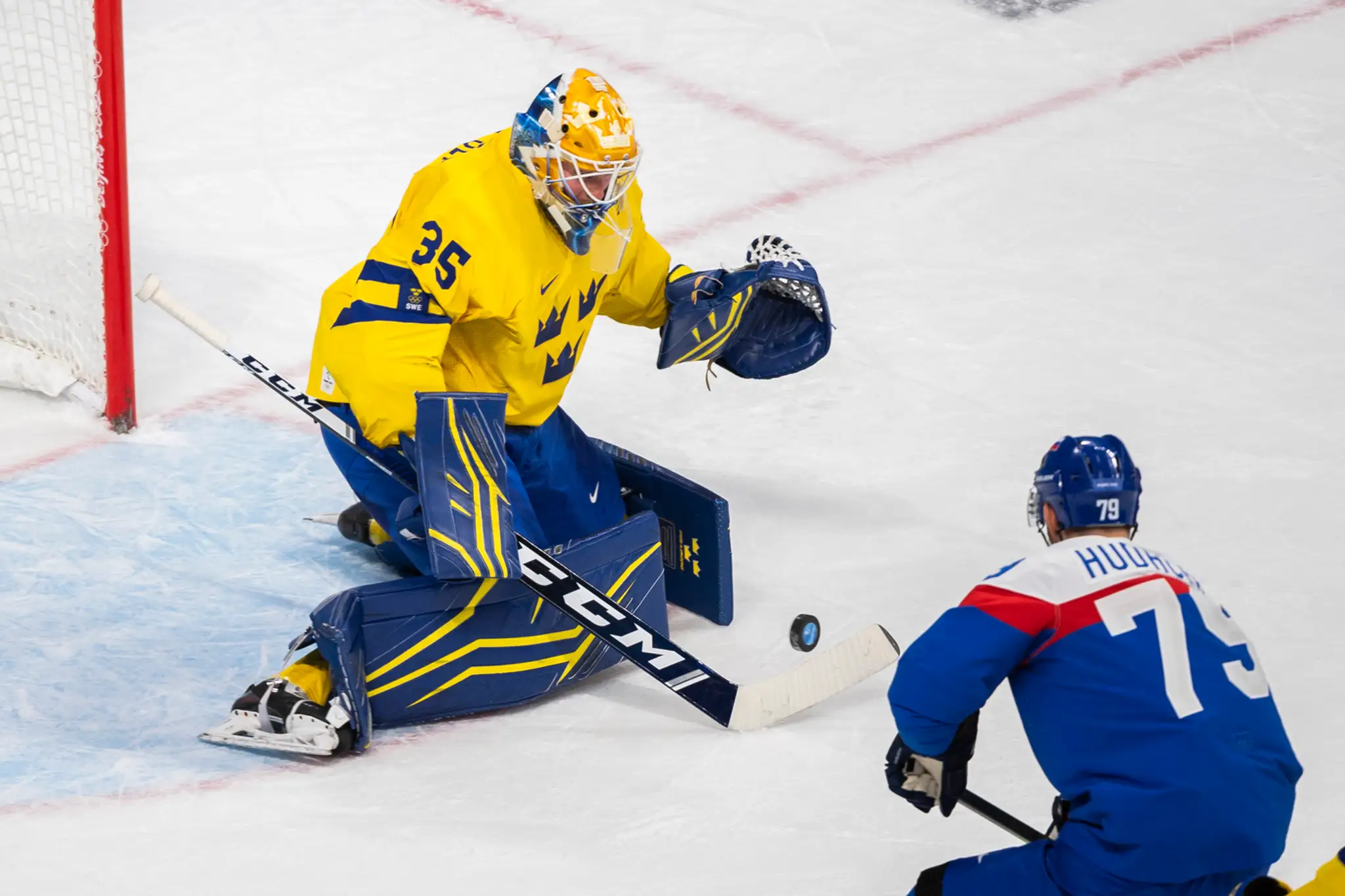 Zľava brankár Švédska Magnus Hellberg a Libor Hudáček v zápase ZOH 2022.