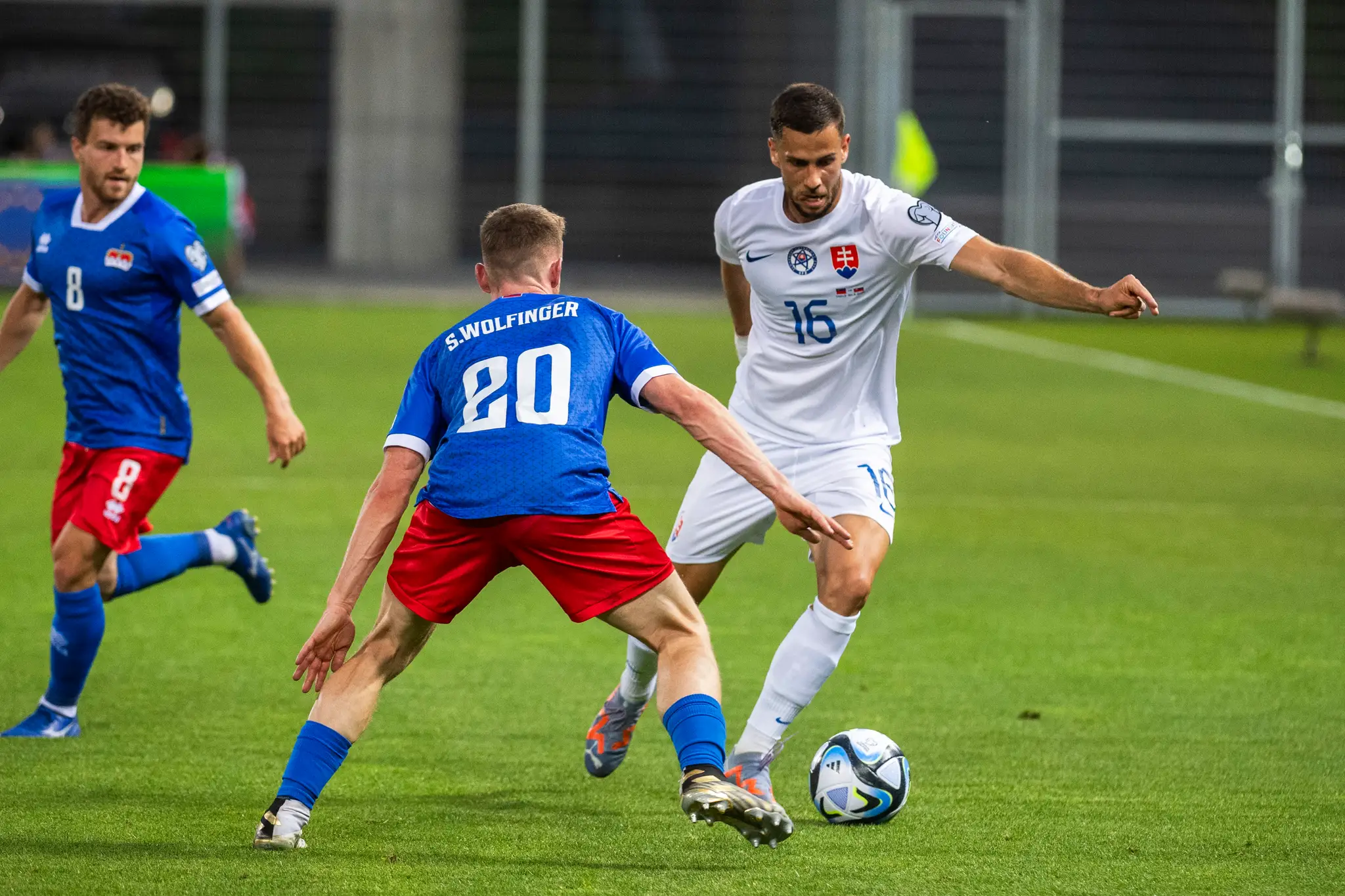 Aj Dávid Hancko (v bielom) obliekol reprezentačný dres v skvelej forme