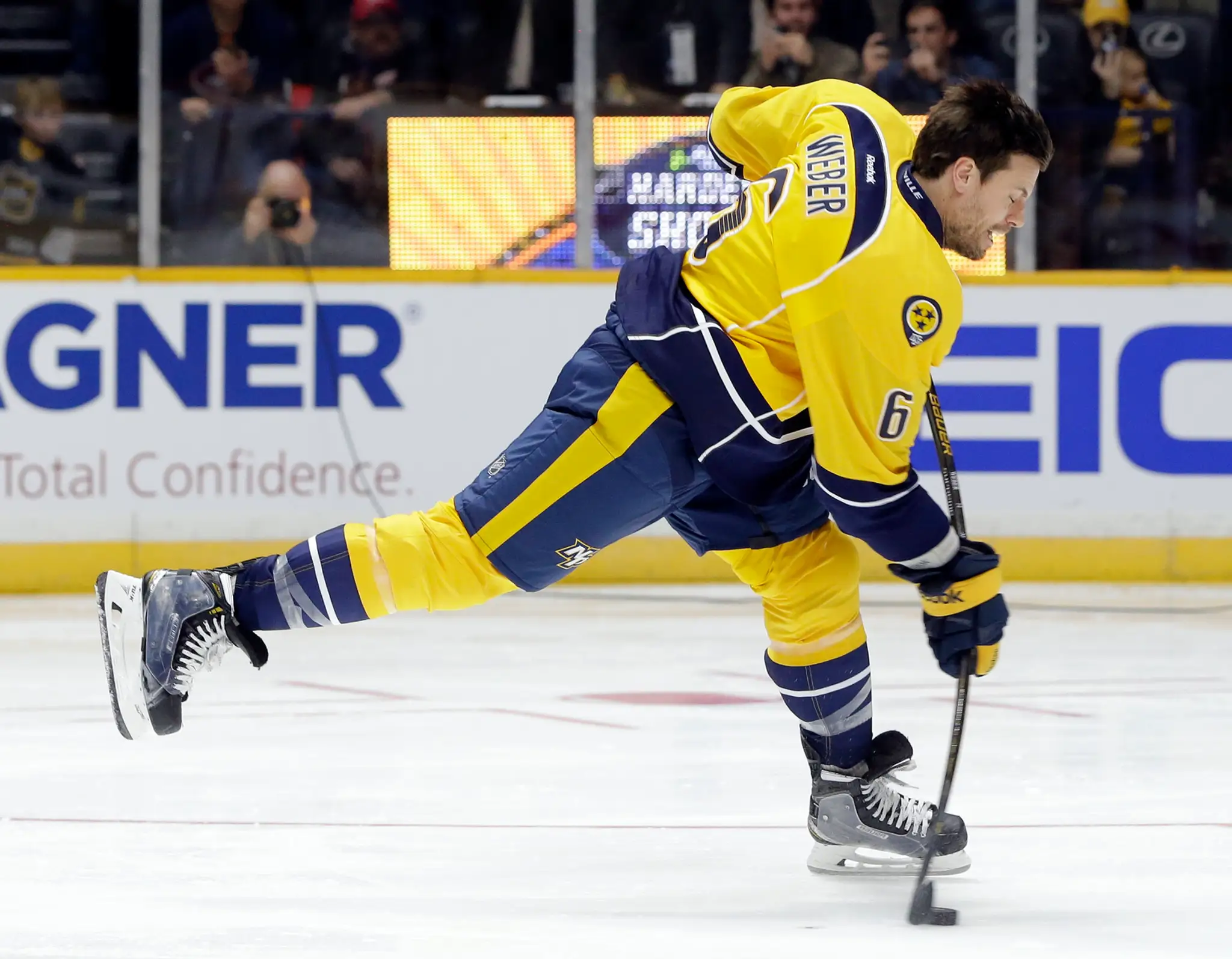 Obranca Nashville Predators Shea Weber v súťaži o najtvrdšiu strelu v rámci súťaže zručností hráčov NHL.