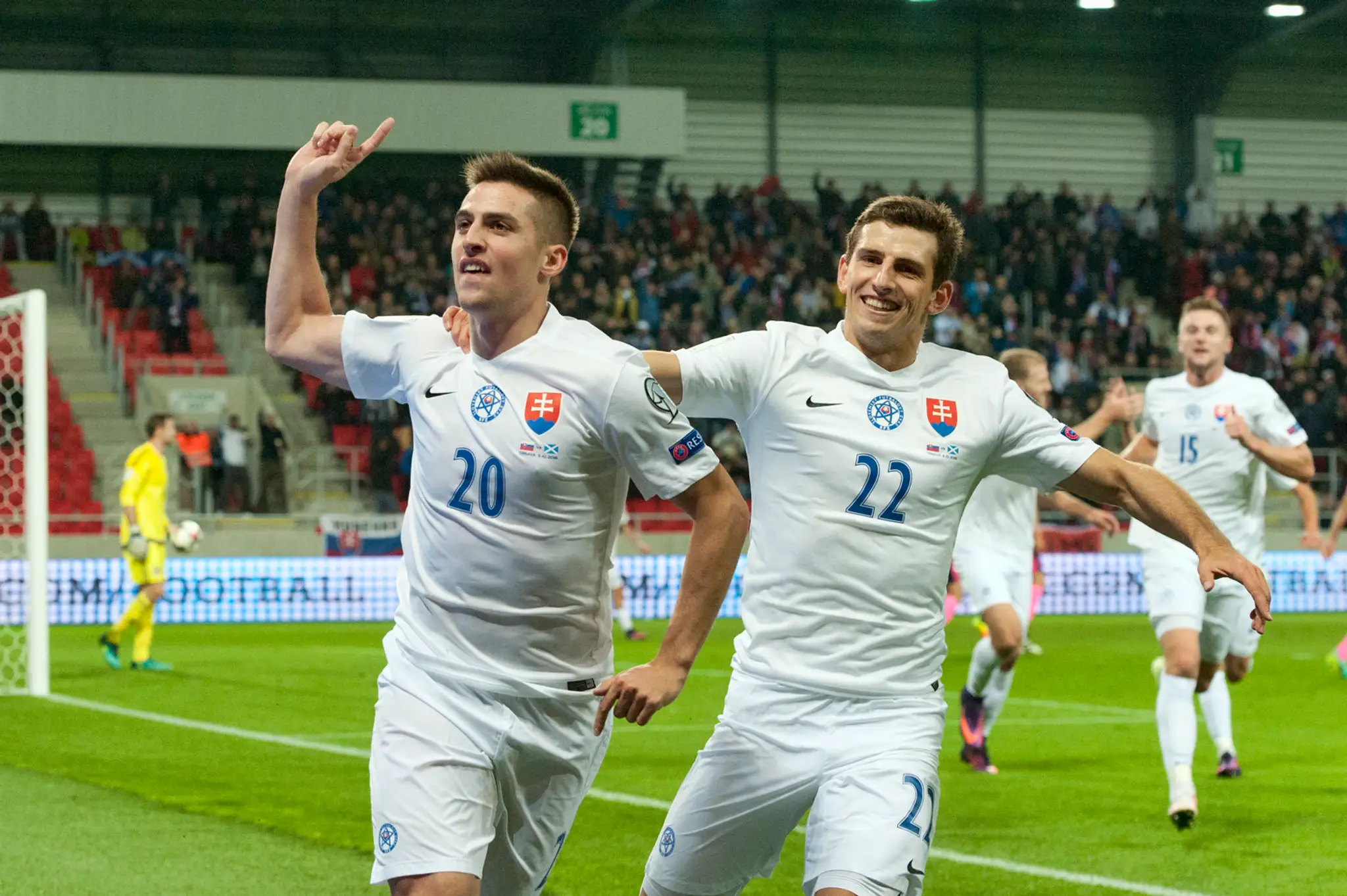 Vľavo sa raduje Róbert Mak z gólu so spoluhráčom Jakubom Holúbekom v kvalifikácii MS 2018 proti Škótsku.