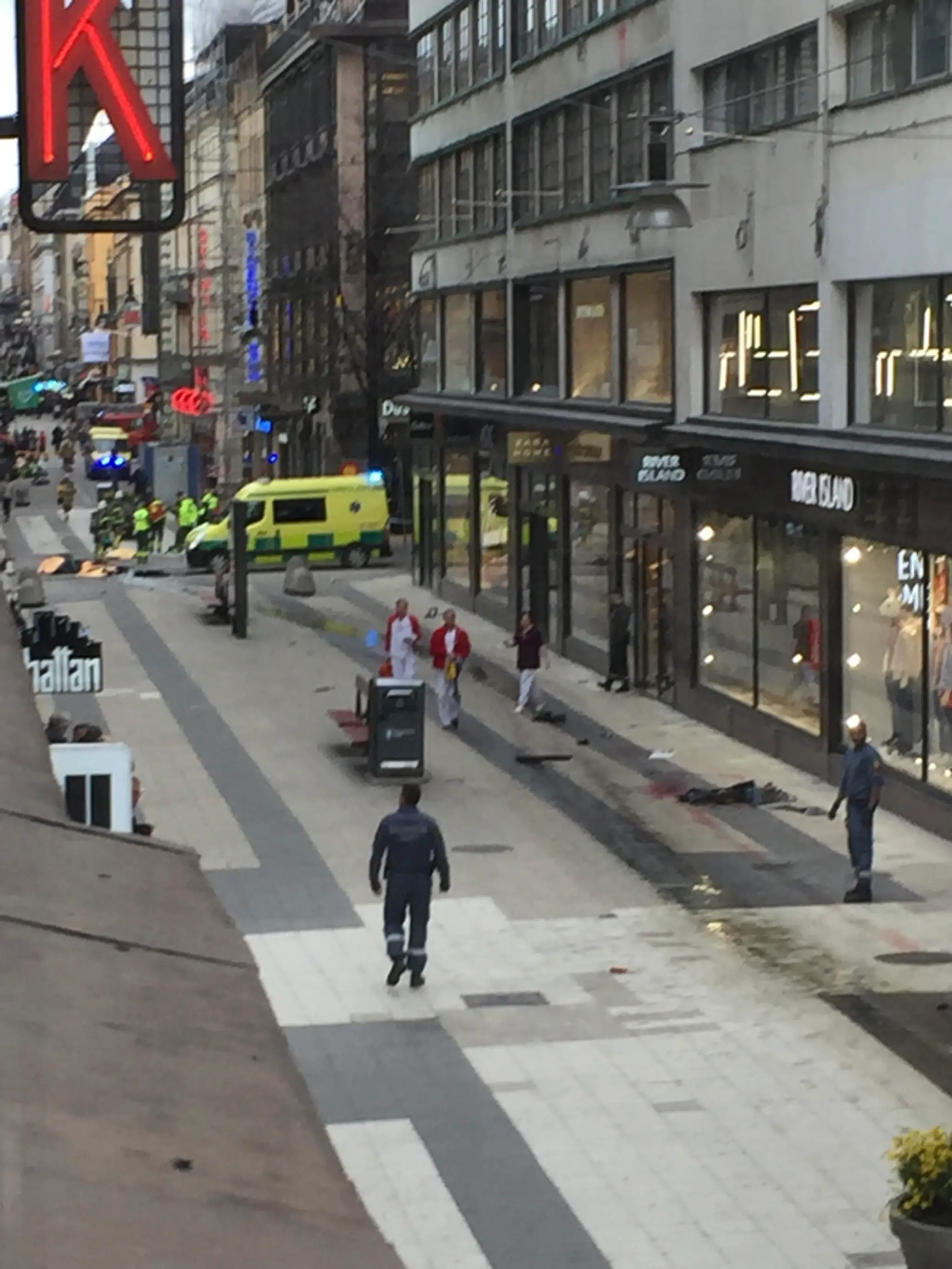 Pohľad na ulicu Drottninggatan v centre Štokholmu, kde auto vrazilo do ľudí.
