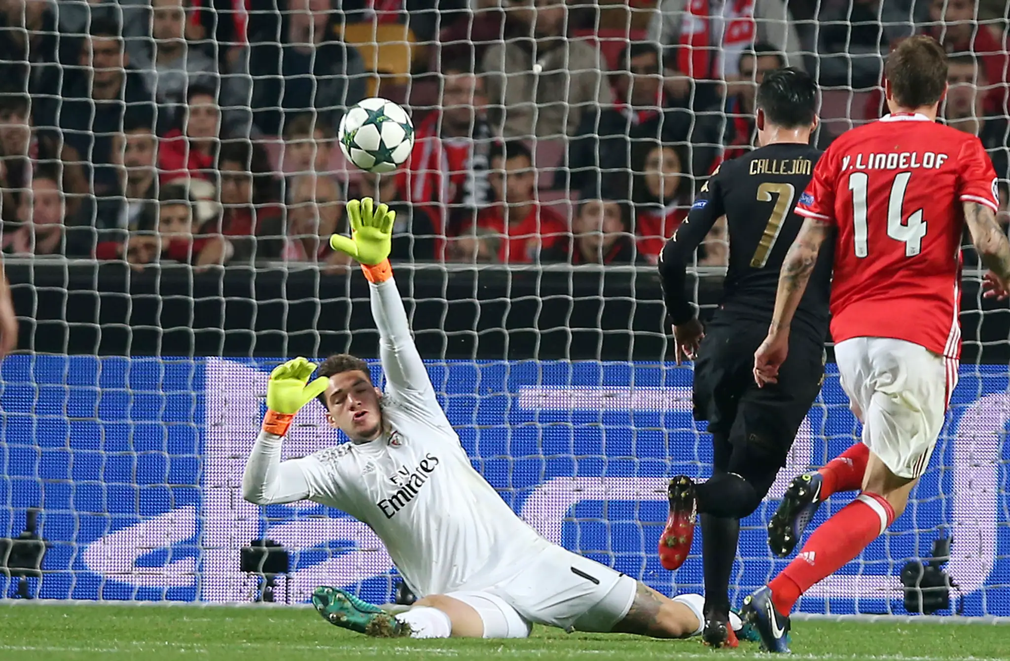 José Callejón (v čiernom) z SSC Neapol prekonáva gólmana Benficy Edersona v zápase LM.