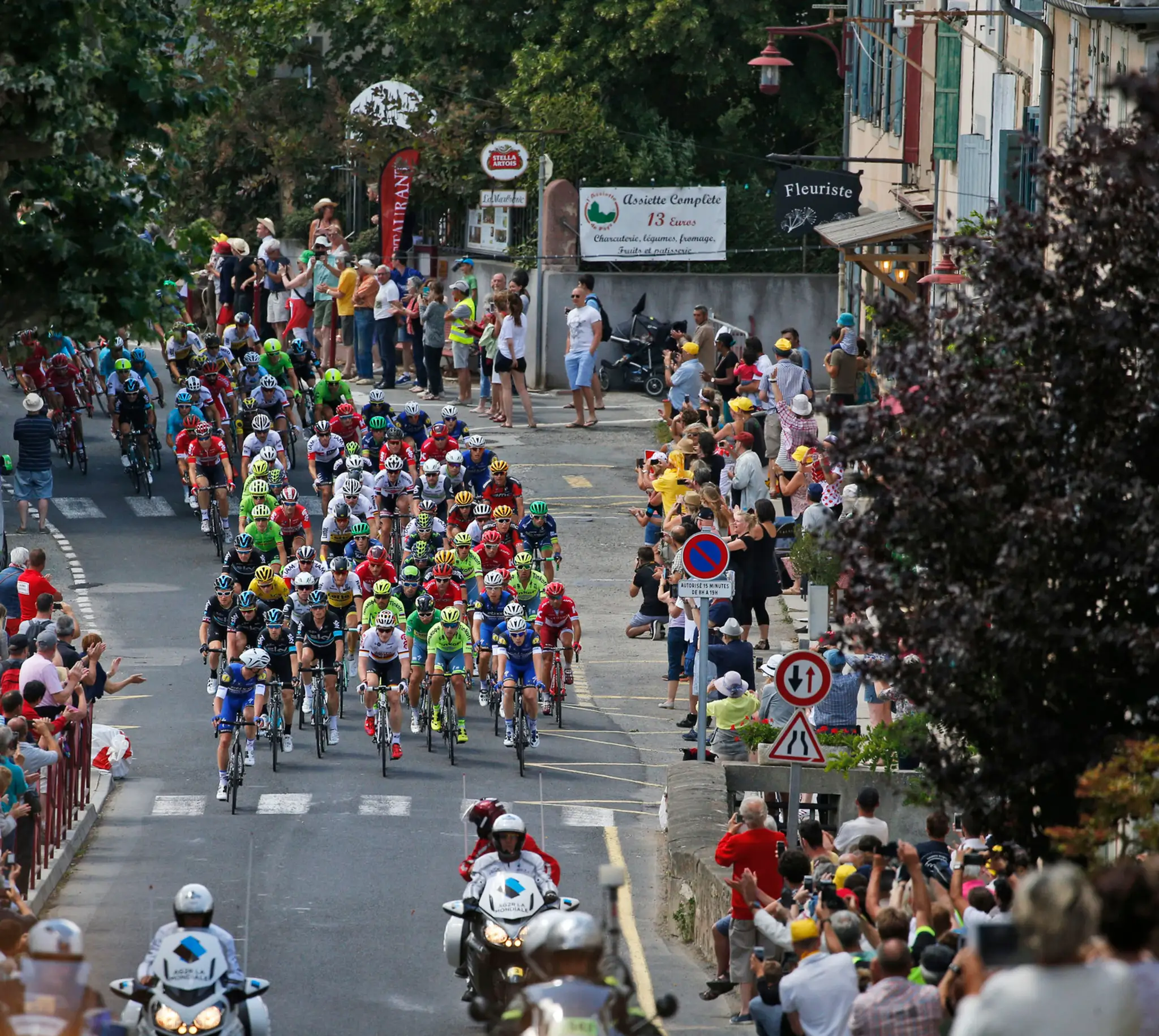 Pelotón prechádza cez dedinu počas 11. etapy Tour de France