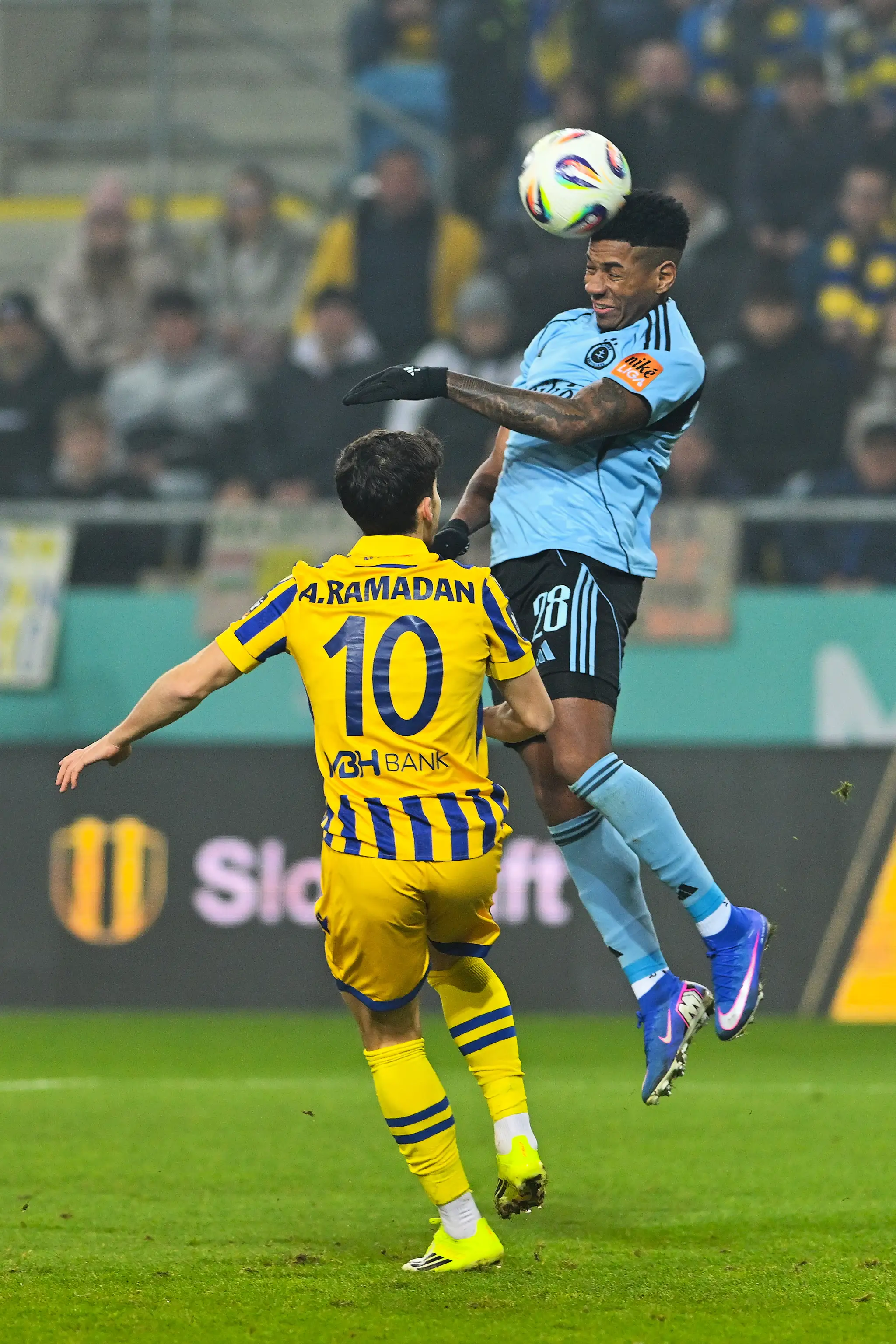 Futbalista DAC-u Ammar Ramadan (vľavo) a hráč Slovana César Blackman bojujú o loptu v 19. kole Niké ligy.